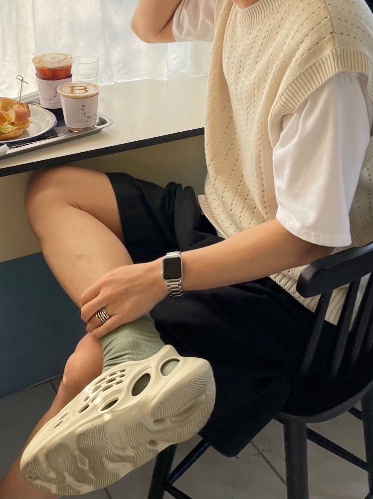 Adidas Yeezy Foam RNNR Sand 착용 스타일 - 2
