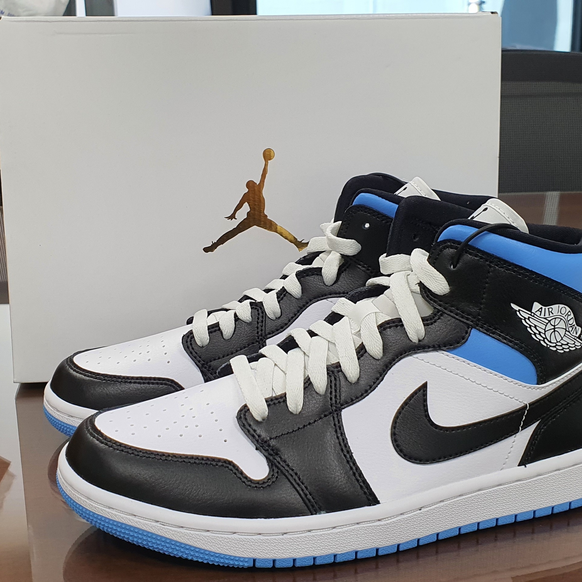 (W) Jordan 1 Mid White Black University Blue 착용 스타일 - 1