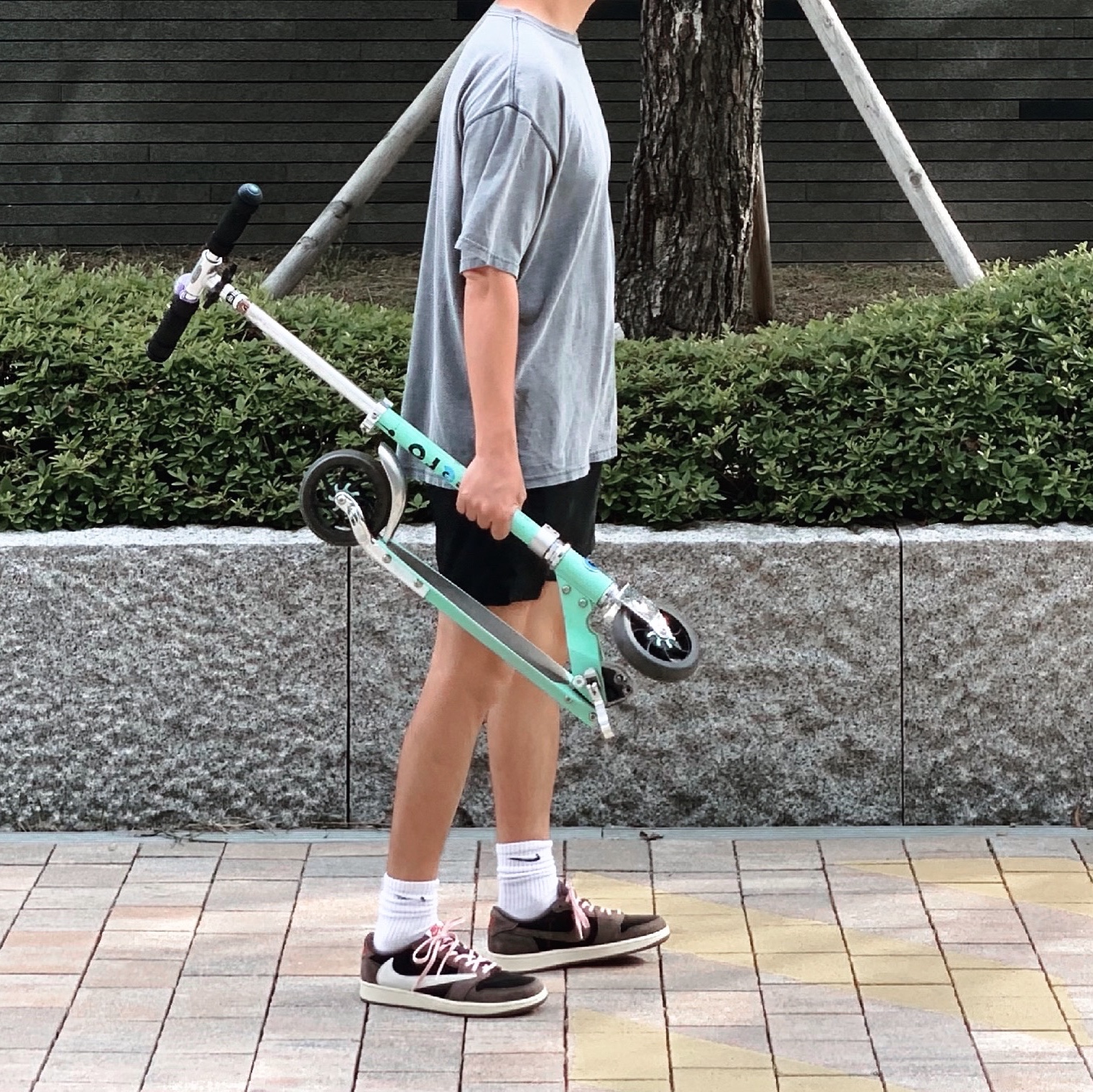 Jordan 1 x Travis Scott Retro Low OG SP Mocha 착용 스타일 - 1