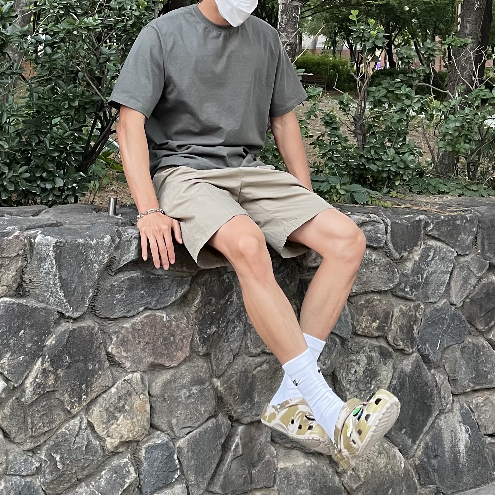 Crocs x Palace Clog Camo 착용 스타일 - 2