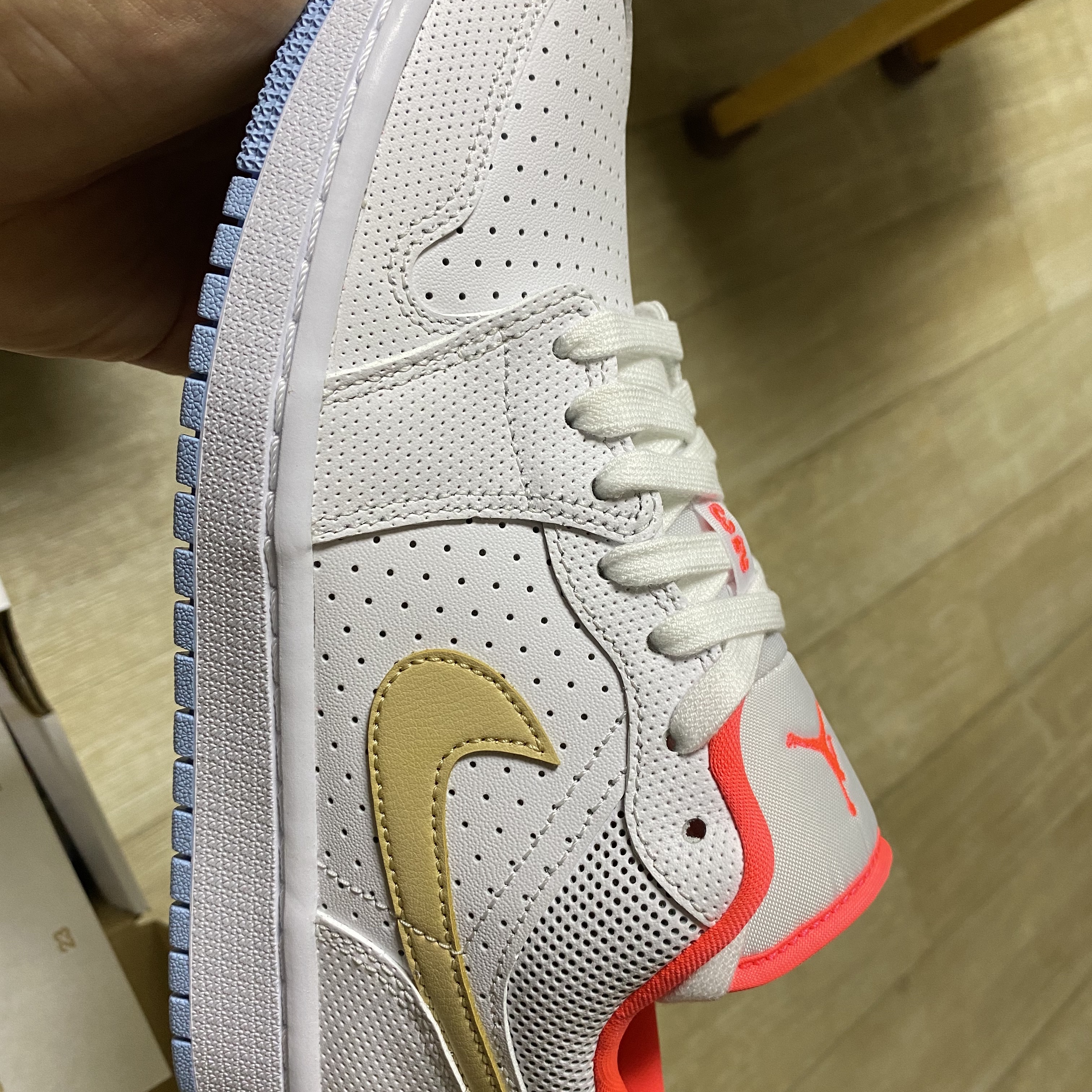 (W) Jordan 1 Low SE White Sesame 착용 스타일 - 1