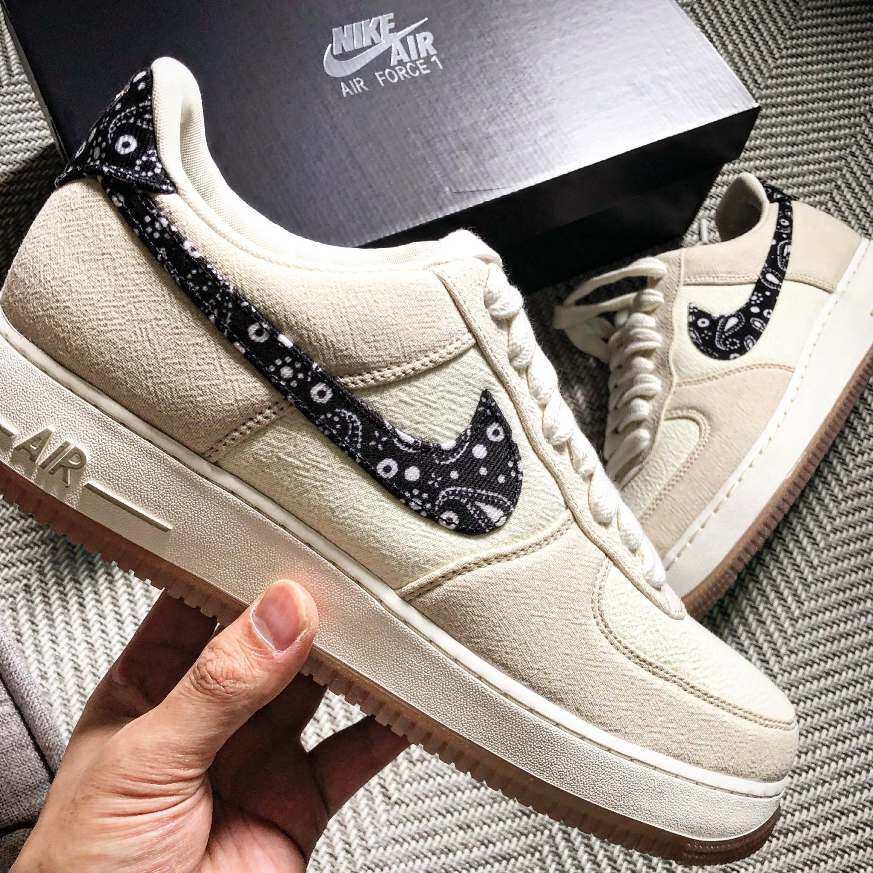 Nike Air Force 1 '07 LV8 Paisley Swoosh 착용 스타일