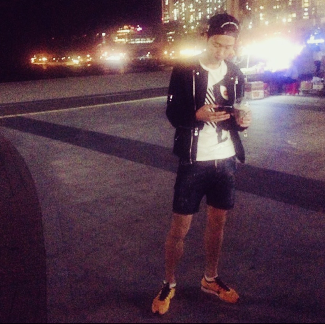 Nike shoes on her feet๋์ ์คํ์ผ