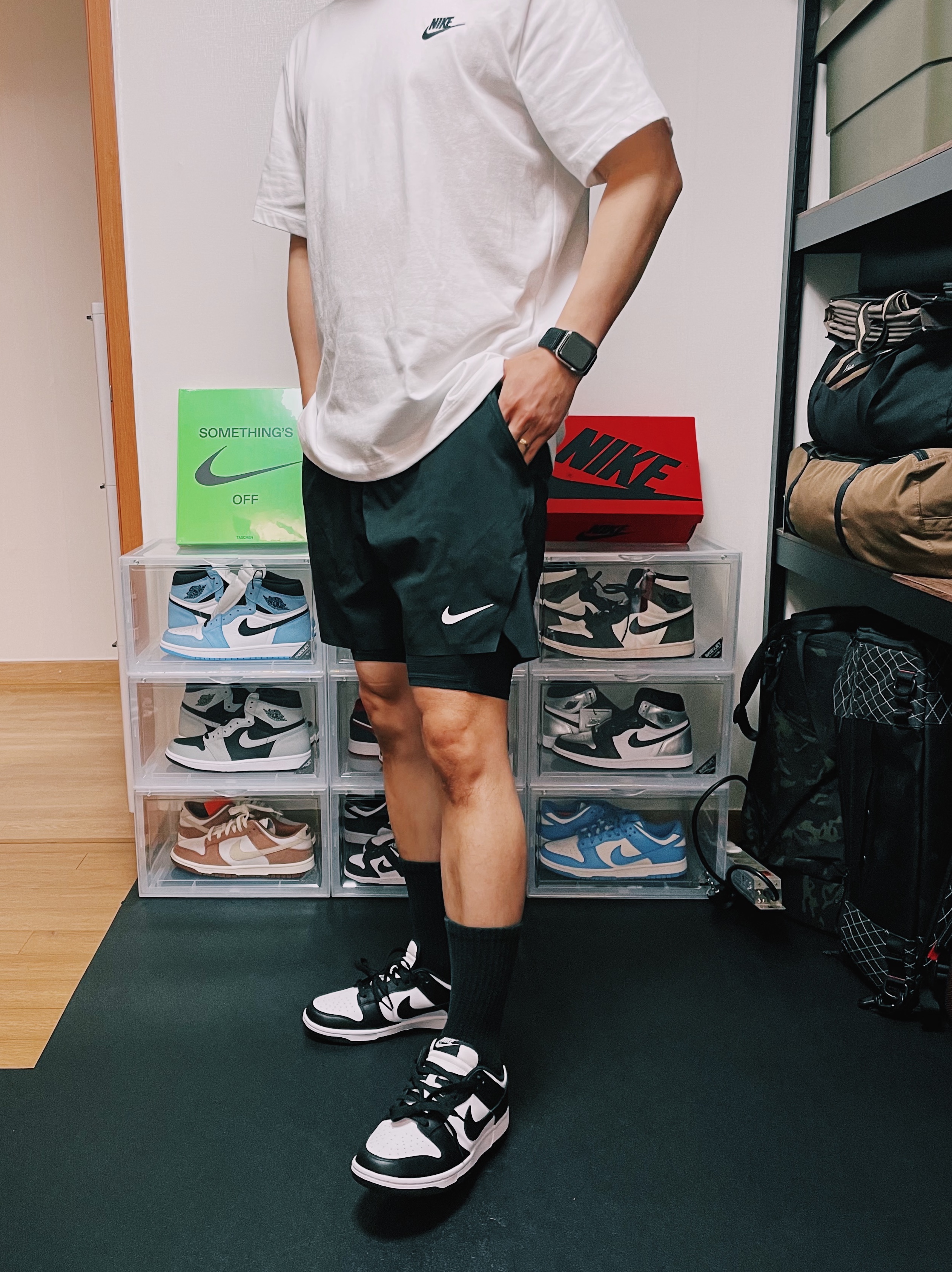 Nike Dunk Low Retro Black, Jordan 1 Retro High OG University Blue 착용 스타일