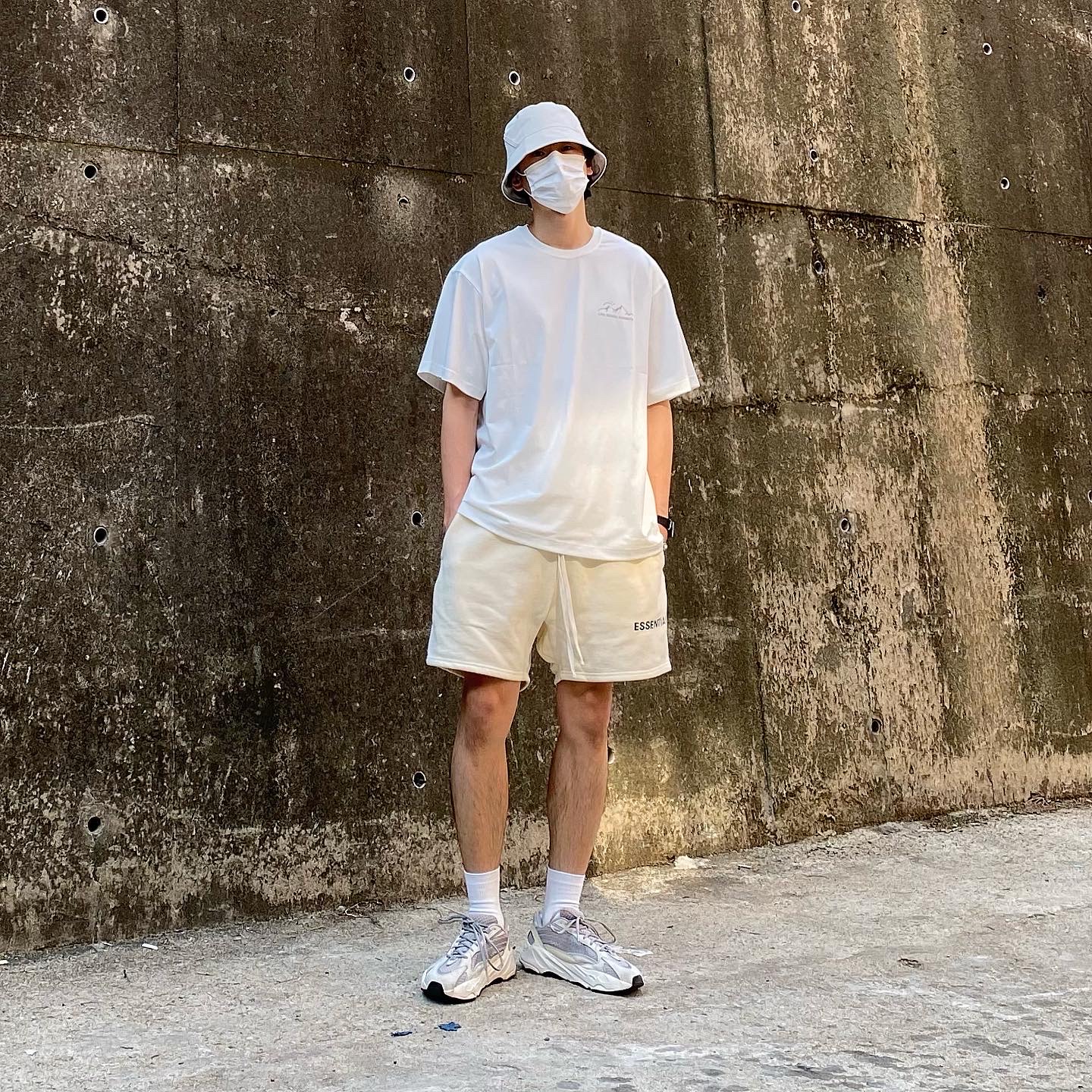 Adidas Yeezy Boost 700 V2 Static 2018 착용 스타일 - 1