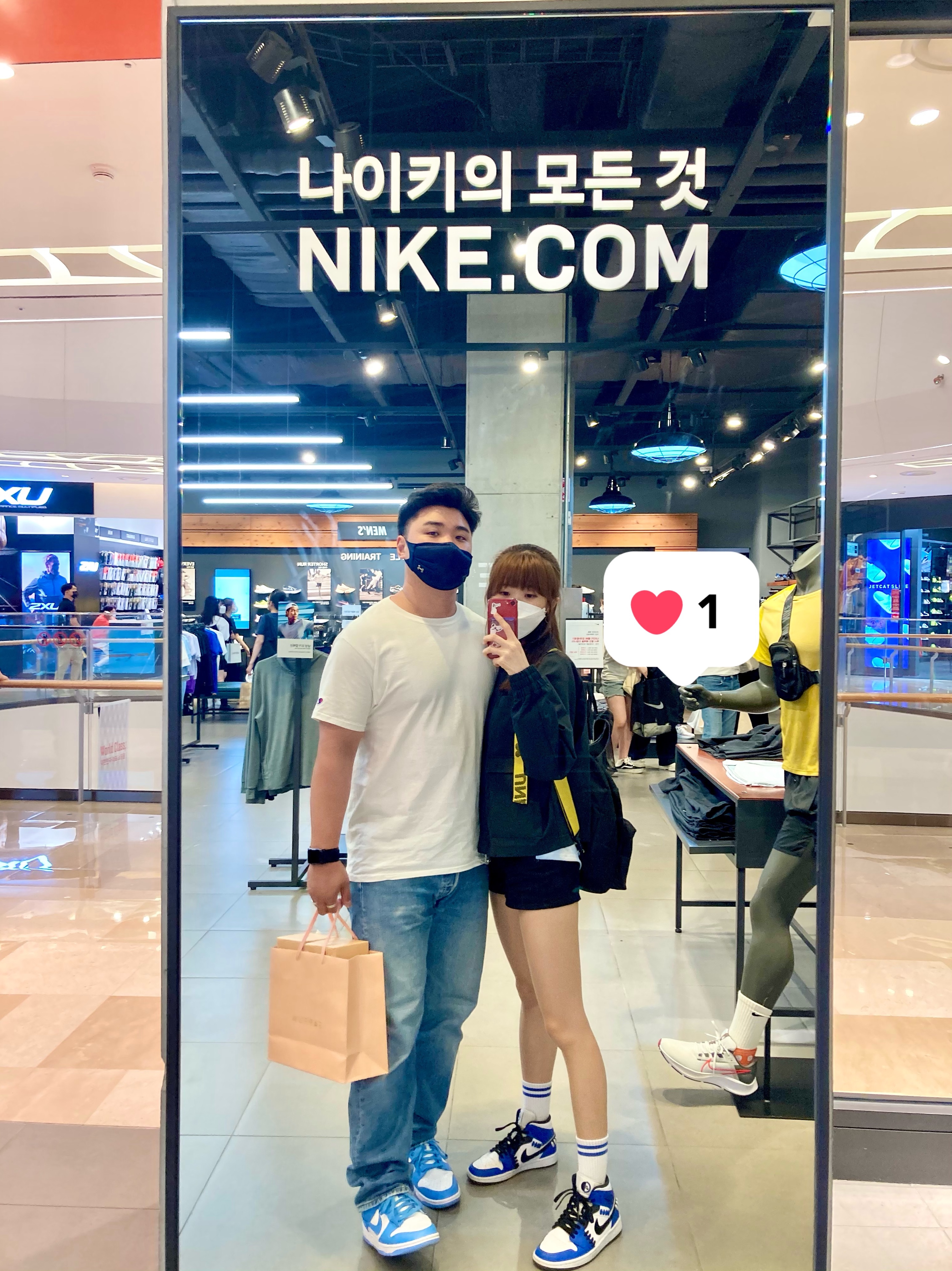 Nike Dunk Low Retro University Blue, (W) Jordan 1 Mid SE Sisterhood 착용 스타일