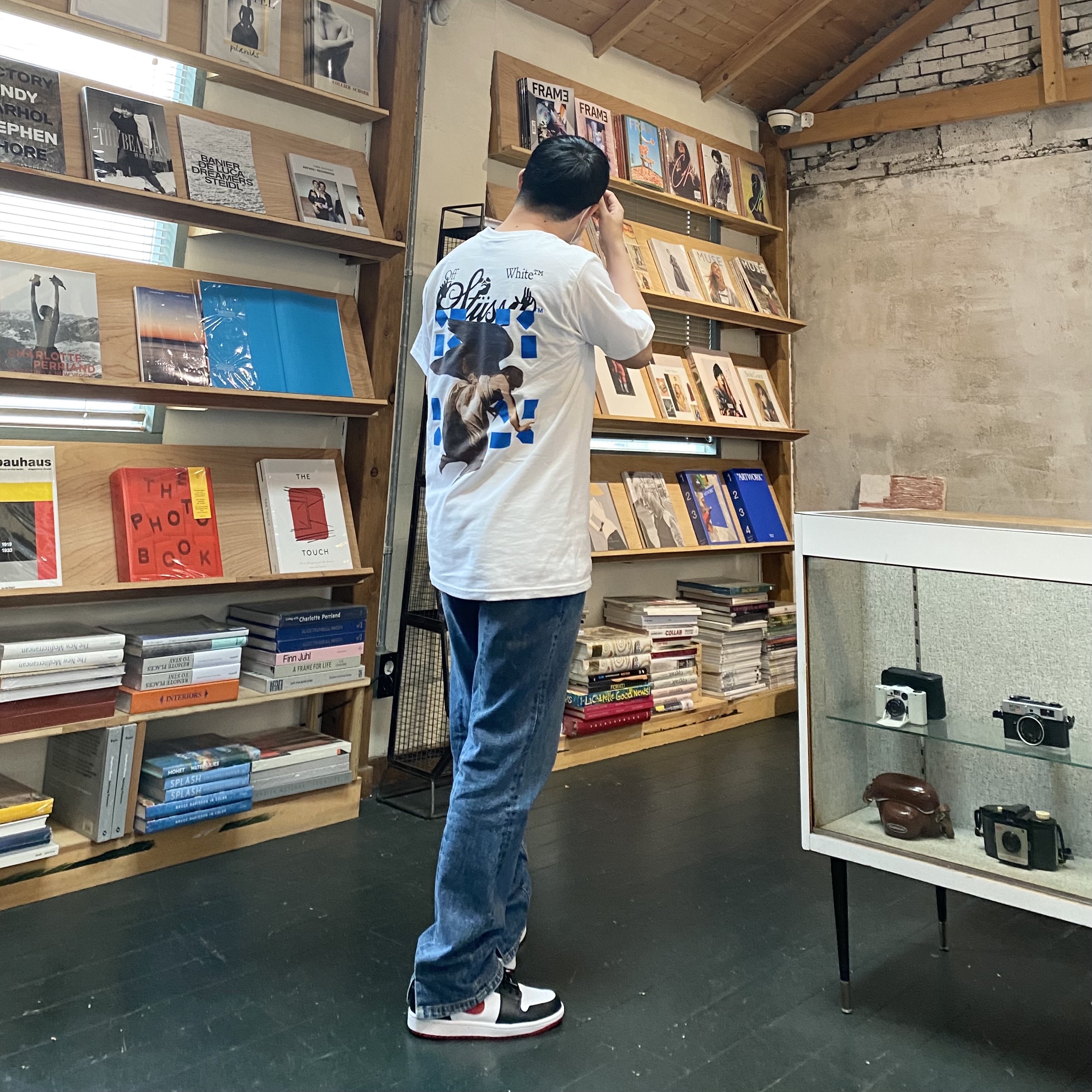 Jordan 1 Mid Gym Red Black White, Stussy x Off-White 40 WT T-Shirt 착용 스타일