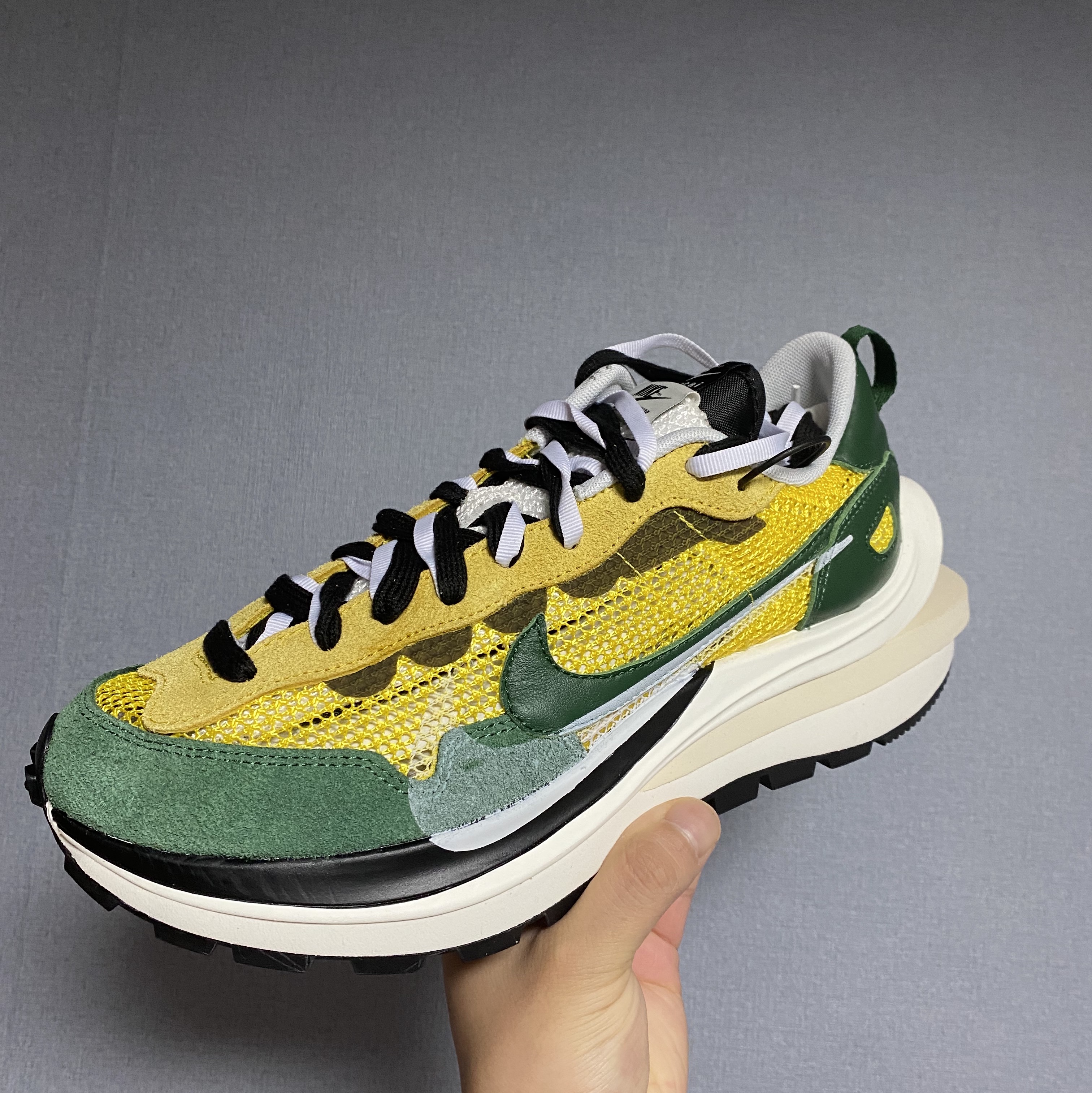 Nike x Sacai VaporWaffle Tour Yellow & Gorge Green Sail 착용 스타일 - 1