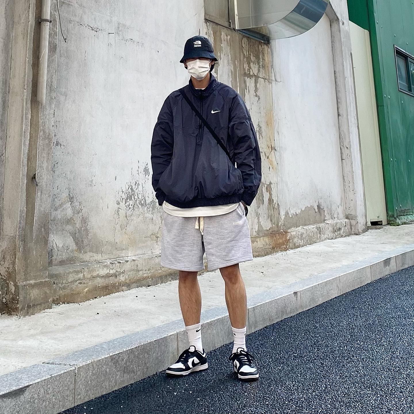 Nike x Stussy Windrunner Jacket Off Noir, Nike Dunk Low Retro Black 착용 스타일 - 3