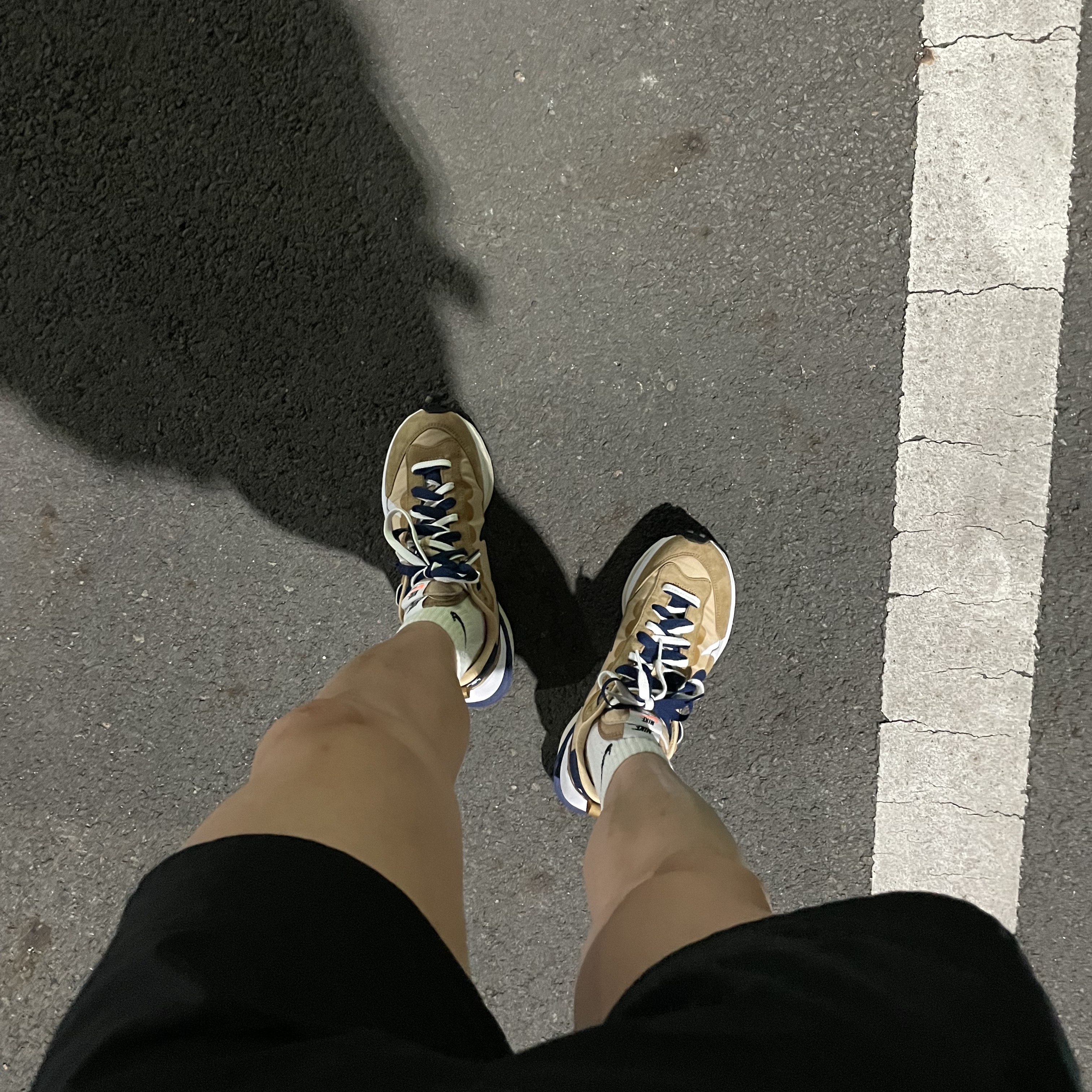 Nike x Sacai VaporWaffle Sesame and Blue Void 착용 스타일