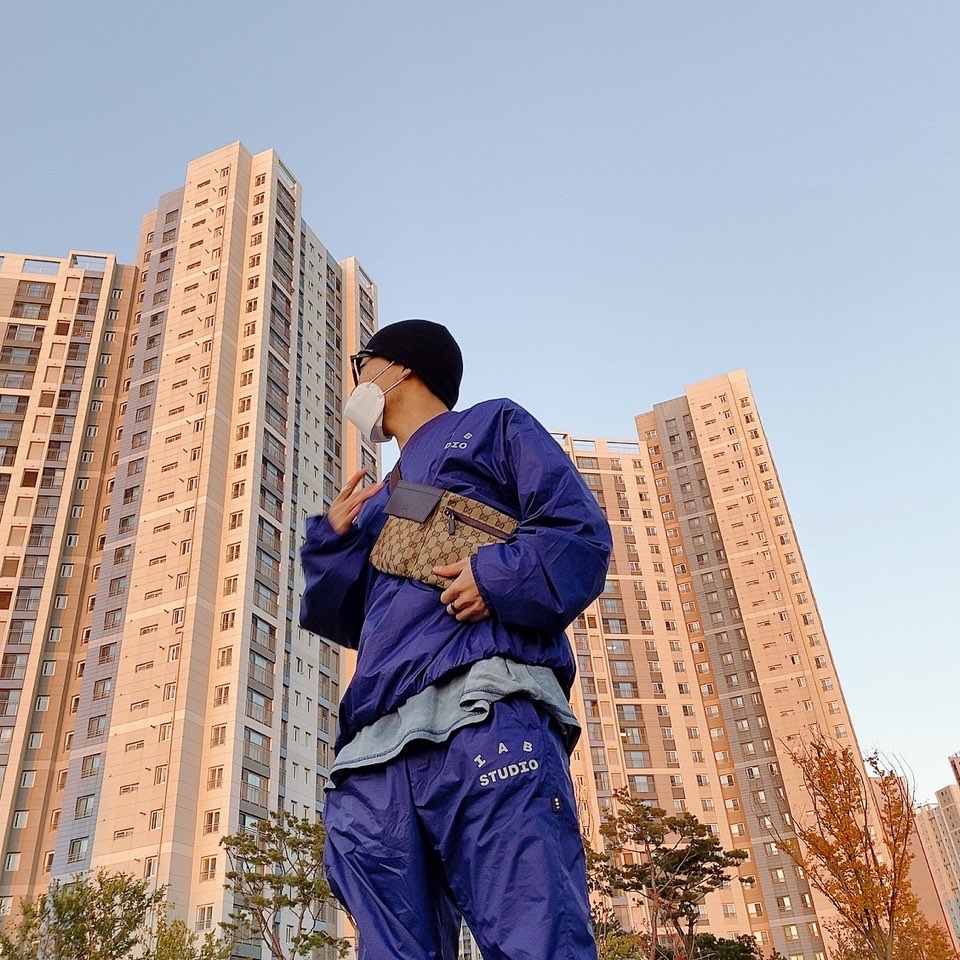 IAB Studio x Asics Navy Woven Shirt, IAB Studio x Asics Navy Woven Pants 착용 스타일