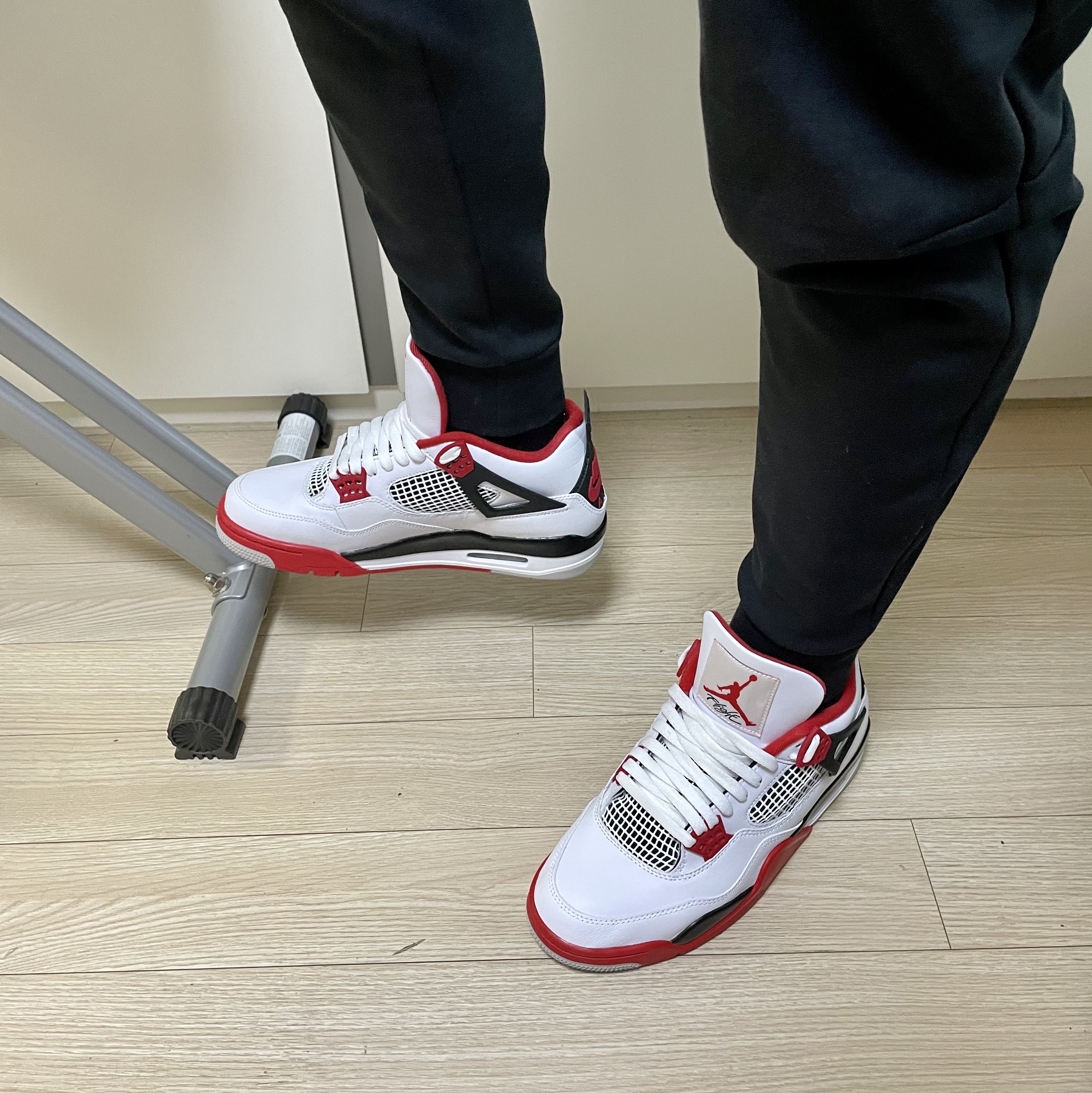 Jordan 4 Retro OG Fire Red 2020 착용 스타일 - 1