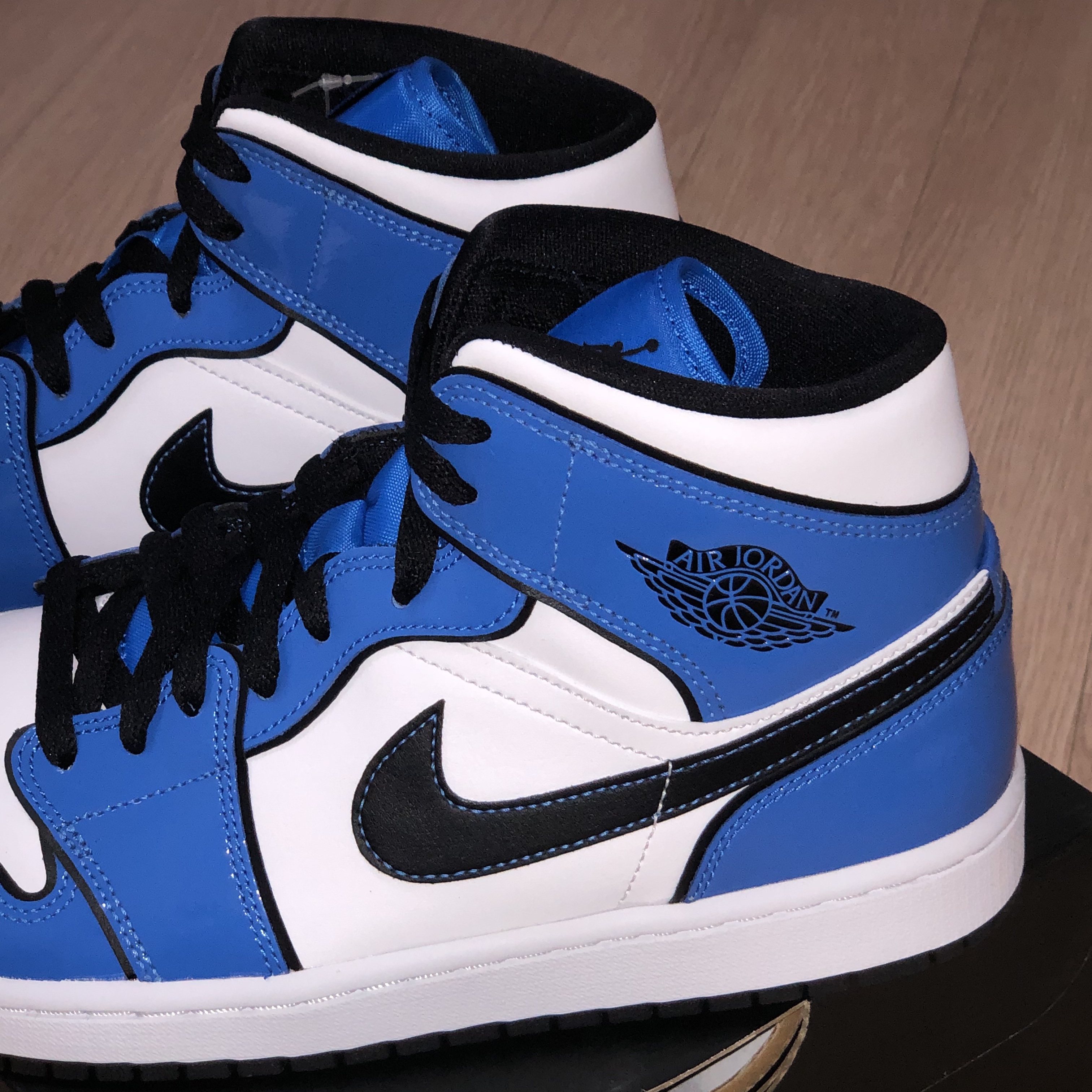 Jordan 1 Mid SE Signal Blue 착용 스타일 - 4