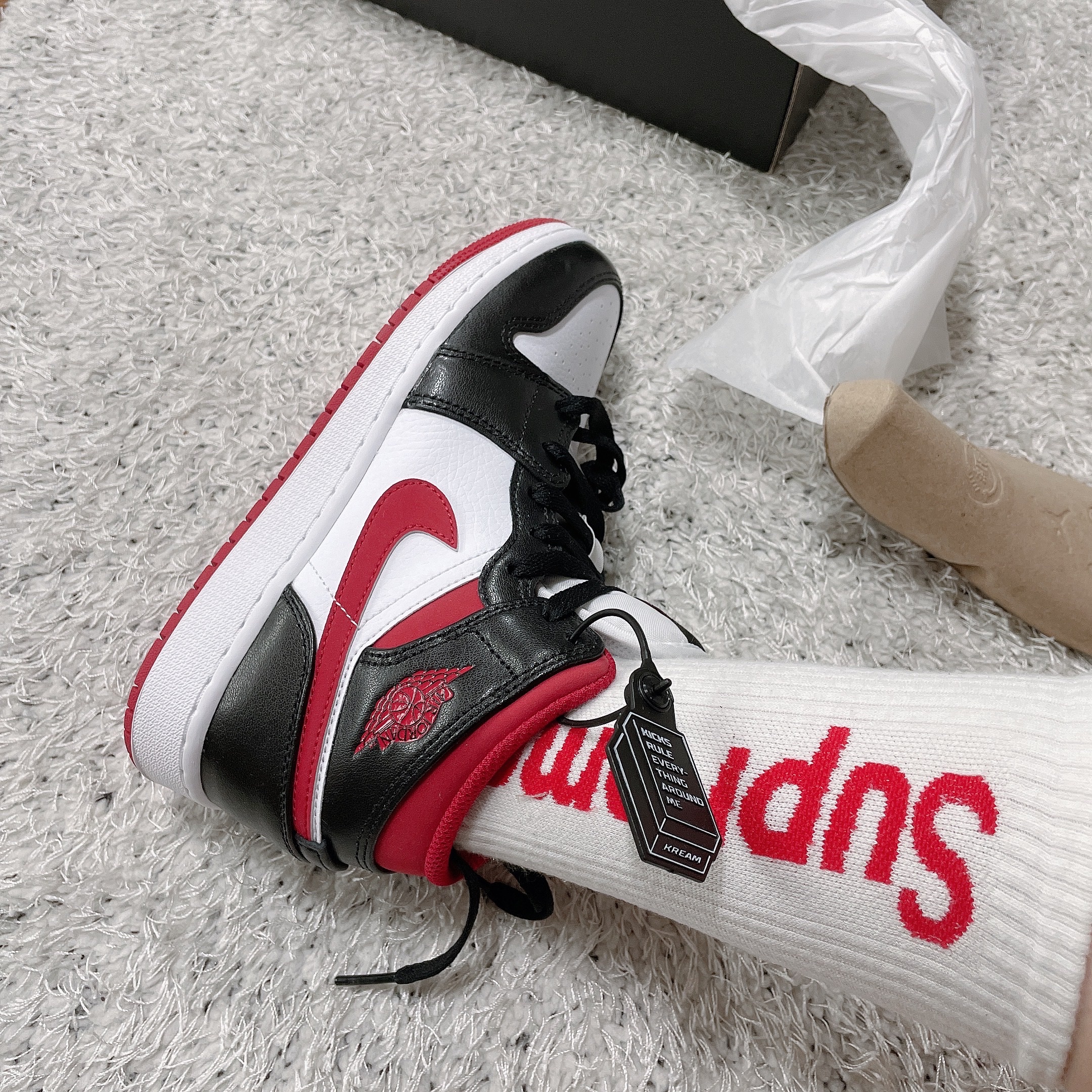 (GS) Jordan 1 Mid Gym Red Black White, Jordan 1 Mid Gym Red Black White 착용 스타일 - 2