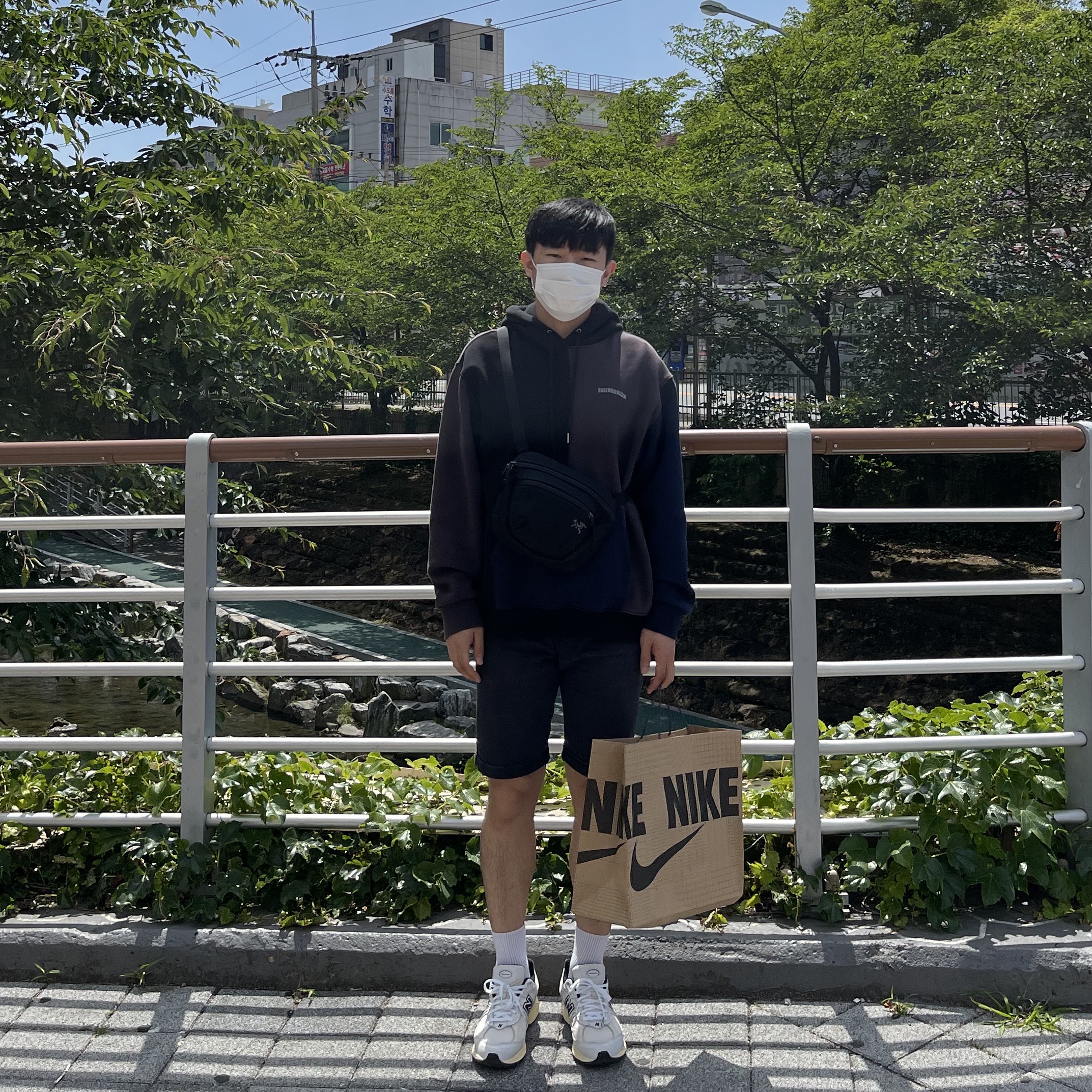 New Balance x Thisisneverthat 2002R White 착용 스타일