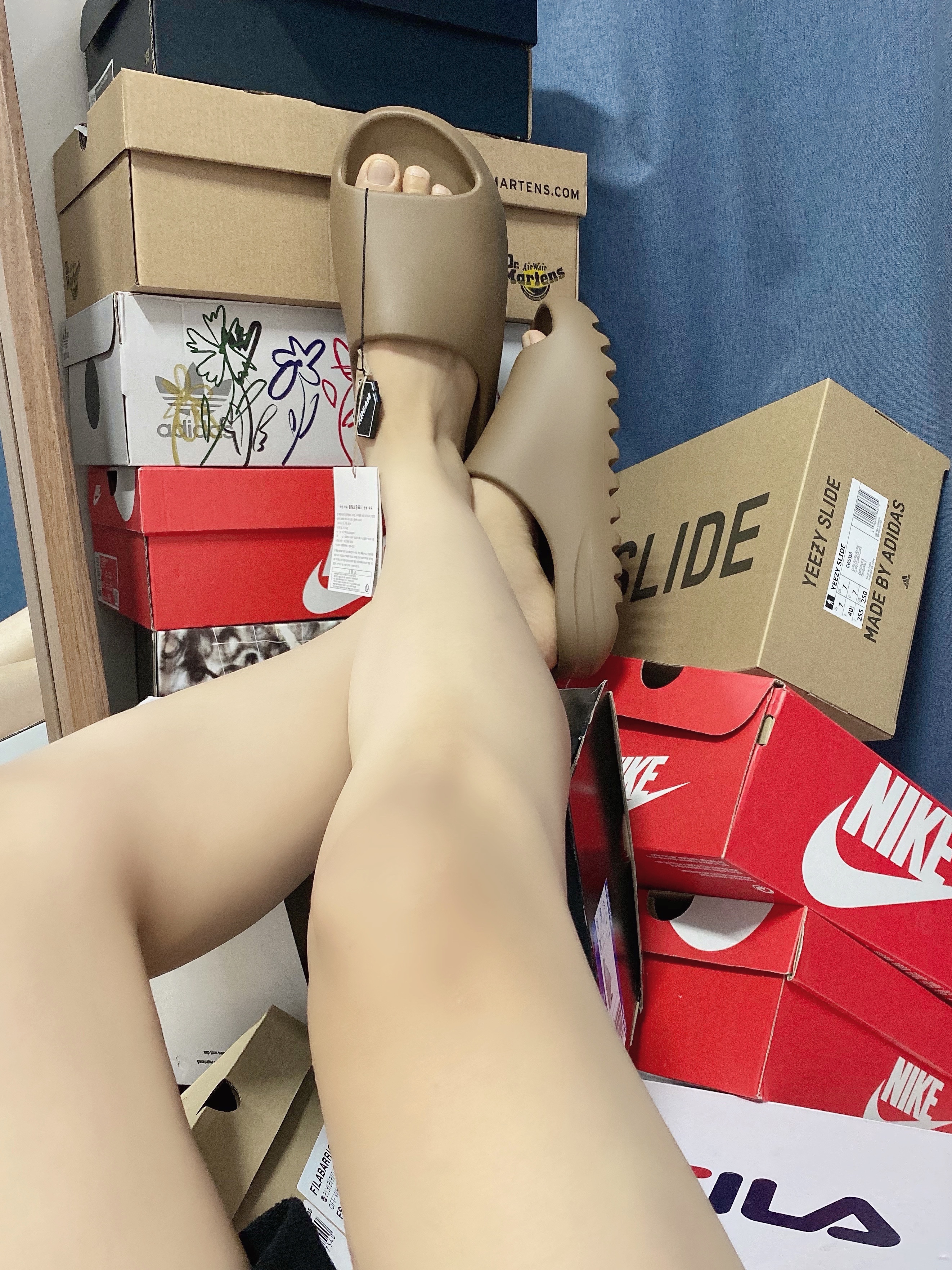Adidas Yeezy Slide Core 2021 착용 스타일