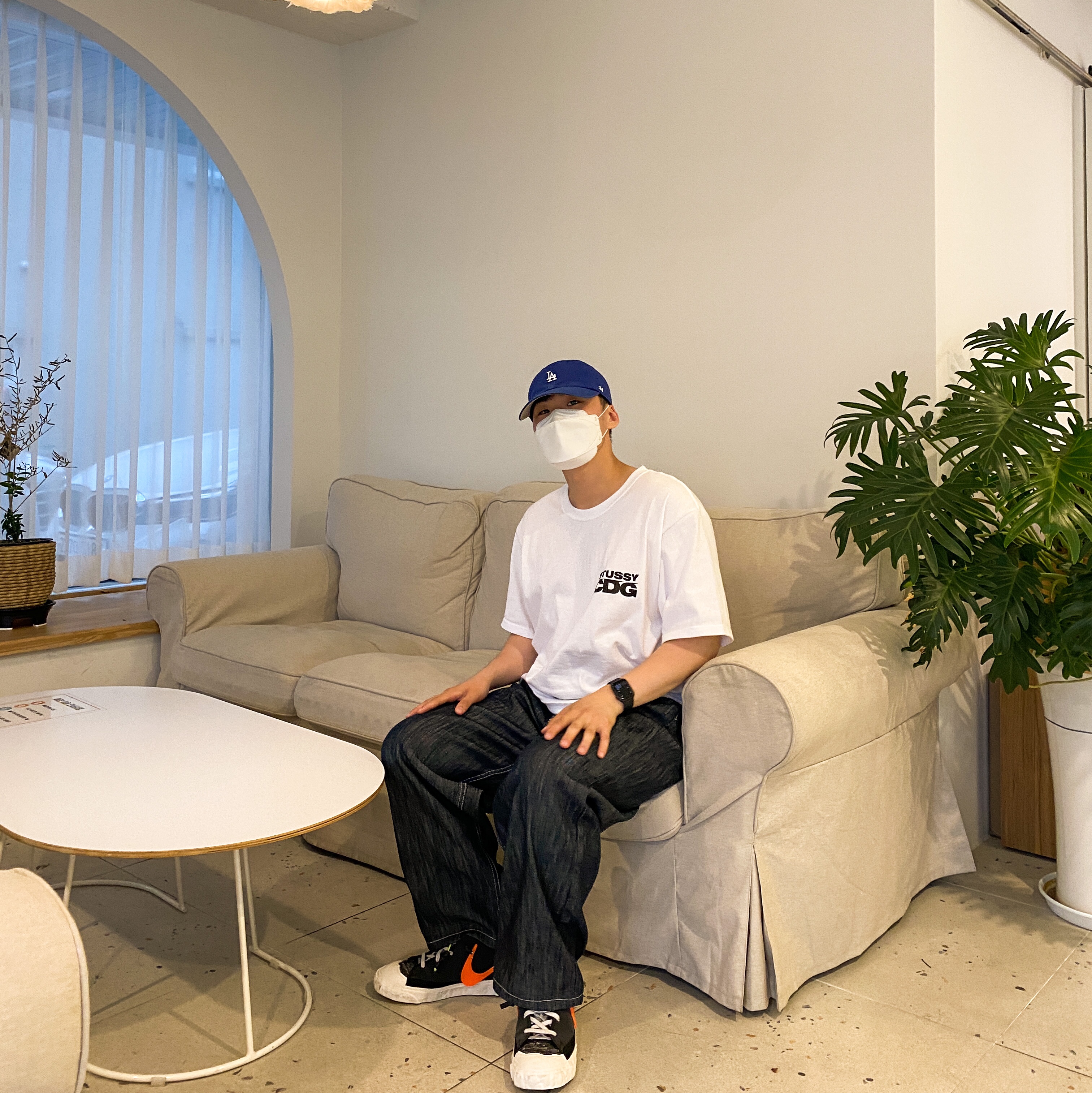 Stussy x CDG Surfman T-Shirt White, Nike x Readymade Blazer Mid Black 착용 스타일 - 1