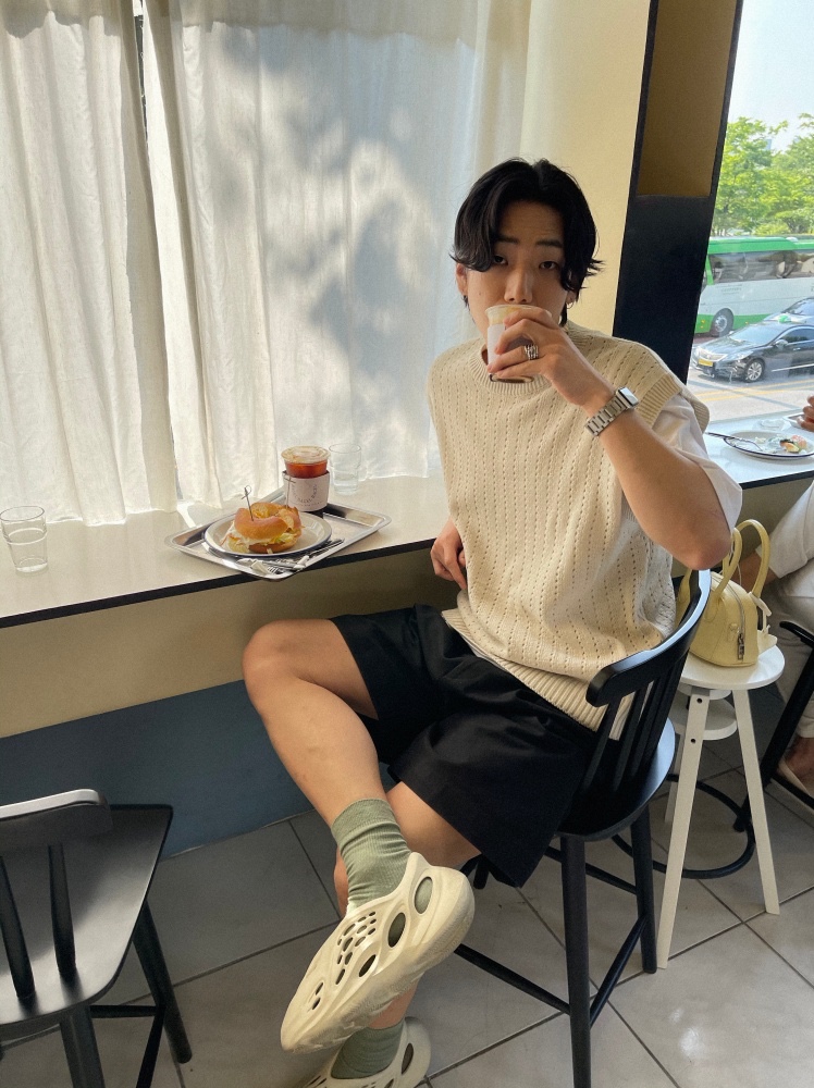 Adidas Yeezy Foam RNNR Sand 착용 스타일 - 1