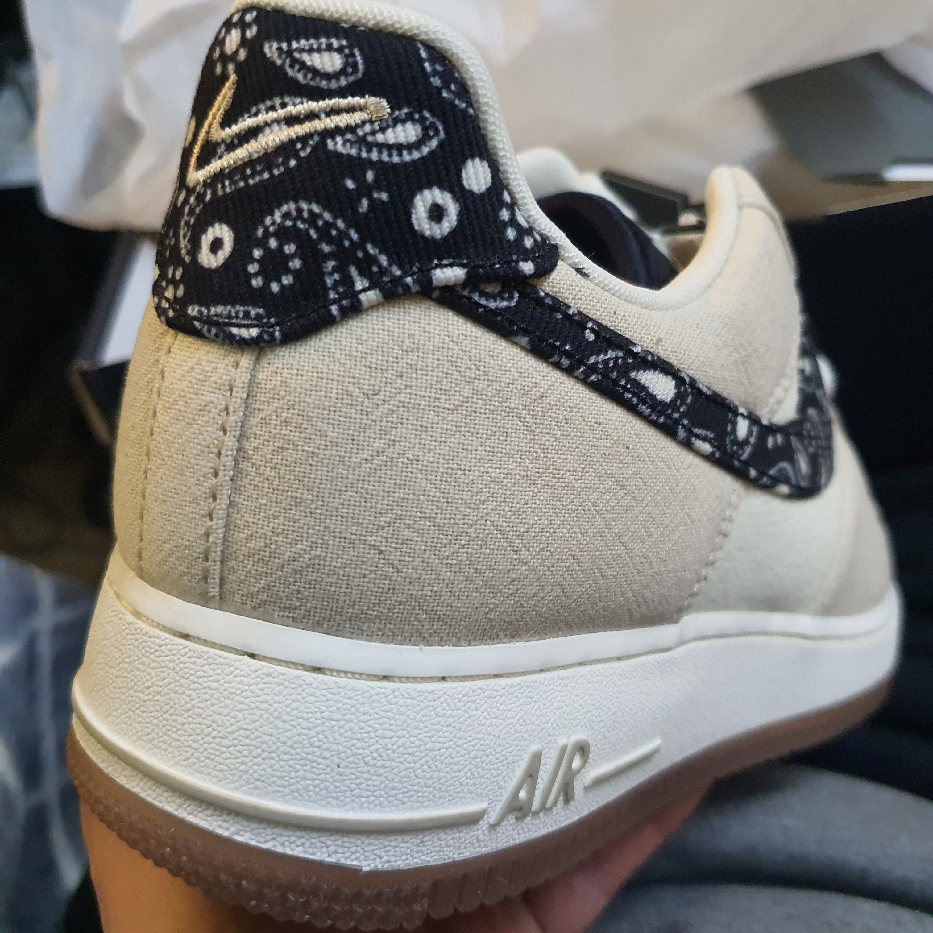 Nike Air Force 1 '07 LV8 Paisley Swoosh 착용 스타일 - 1