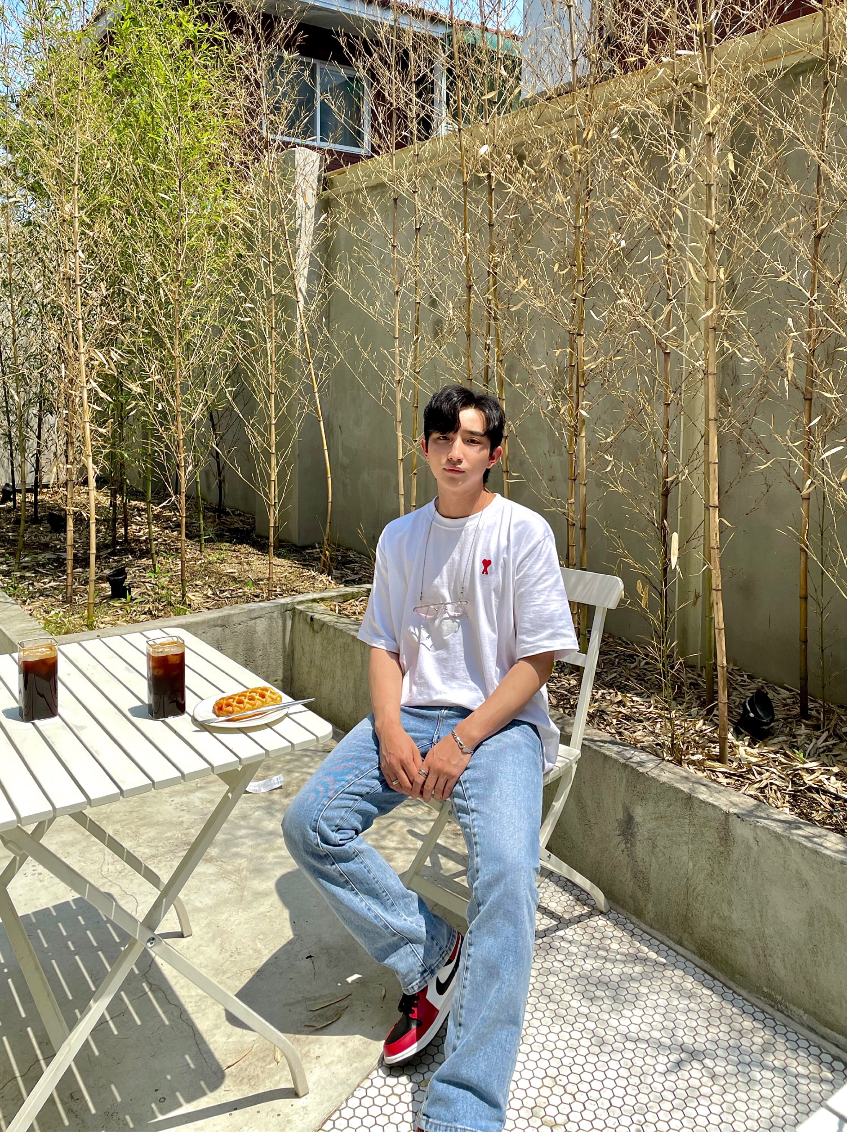 AMI de Coeur T-Shirt White Blanc, Jordan 1 Mid Chicago Black Toe 착용 스타일