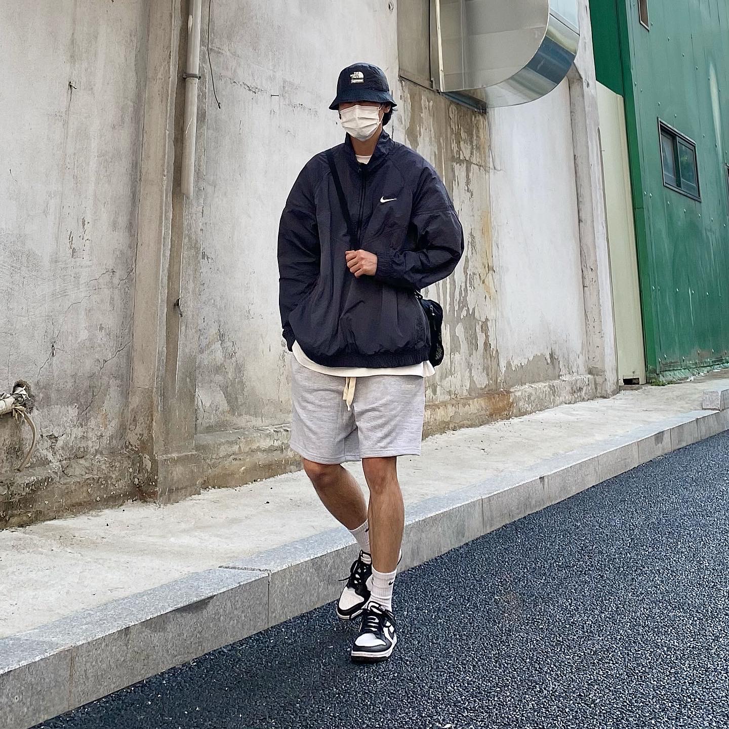Nike x Stussy Windrunner Jacket Off Noir, Nike Dunk Low Retro Black 착용 스타일 - 2