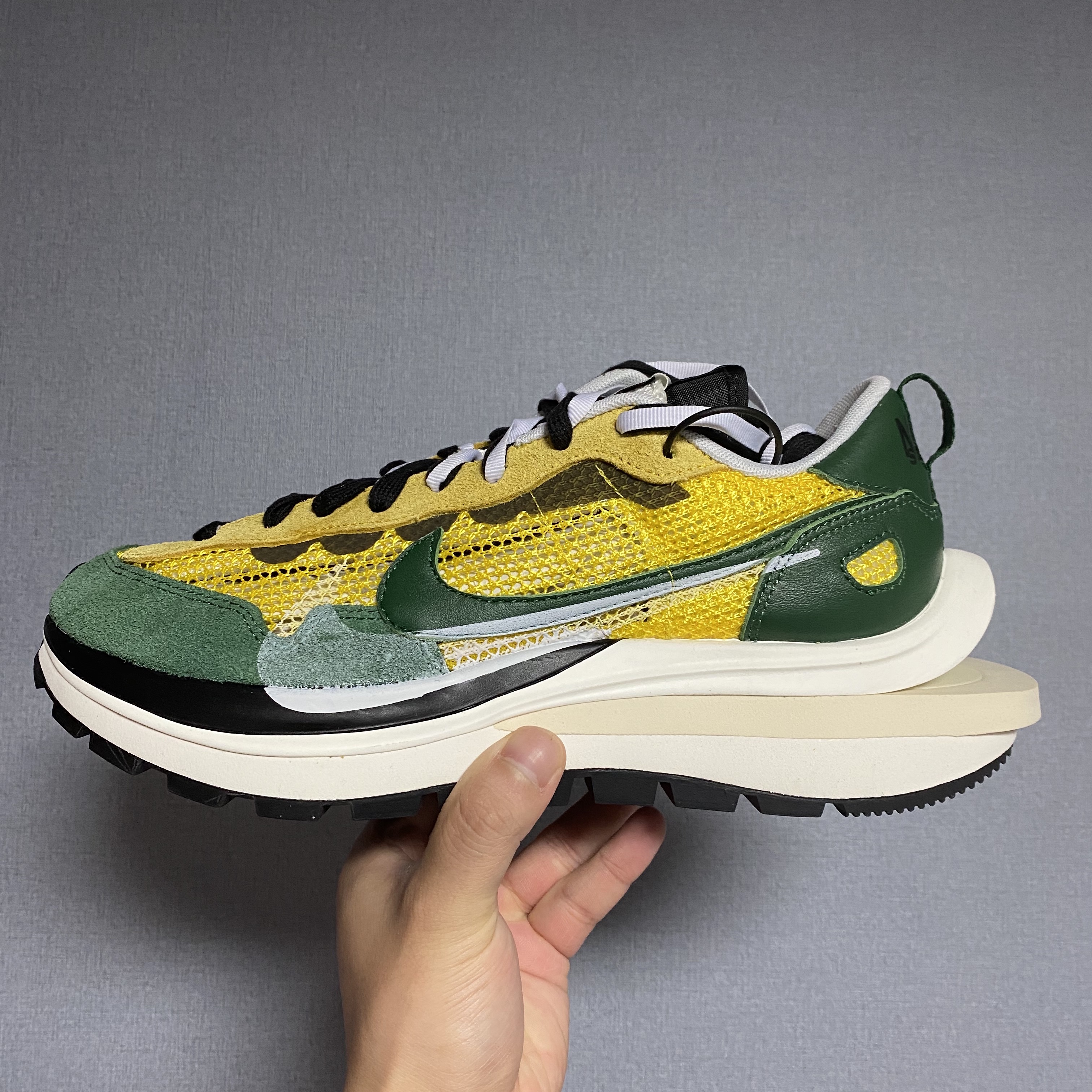 Nike x Sacai VaporWaffle Tour Yellow & Gorge Green Sail 착용 스타일 - 2