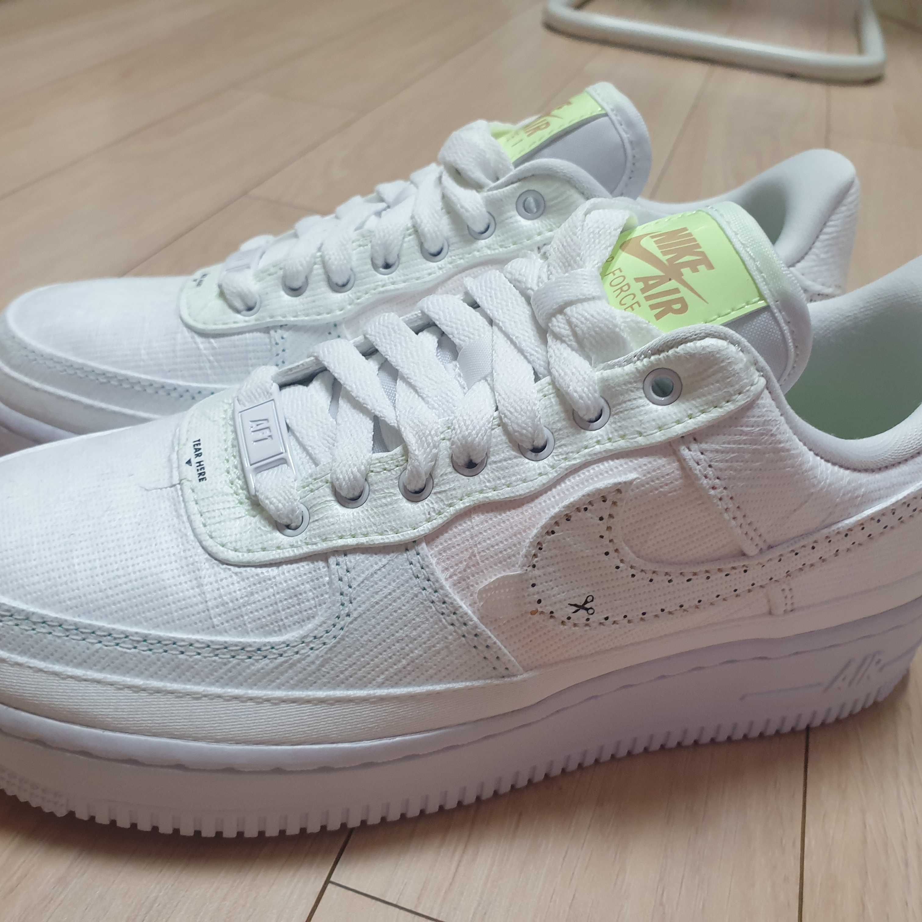 (W) Nike Air Force 1 '07 PRM Tear Away Arctic Punch 착용 스타일 - 3