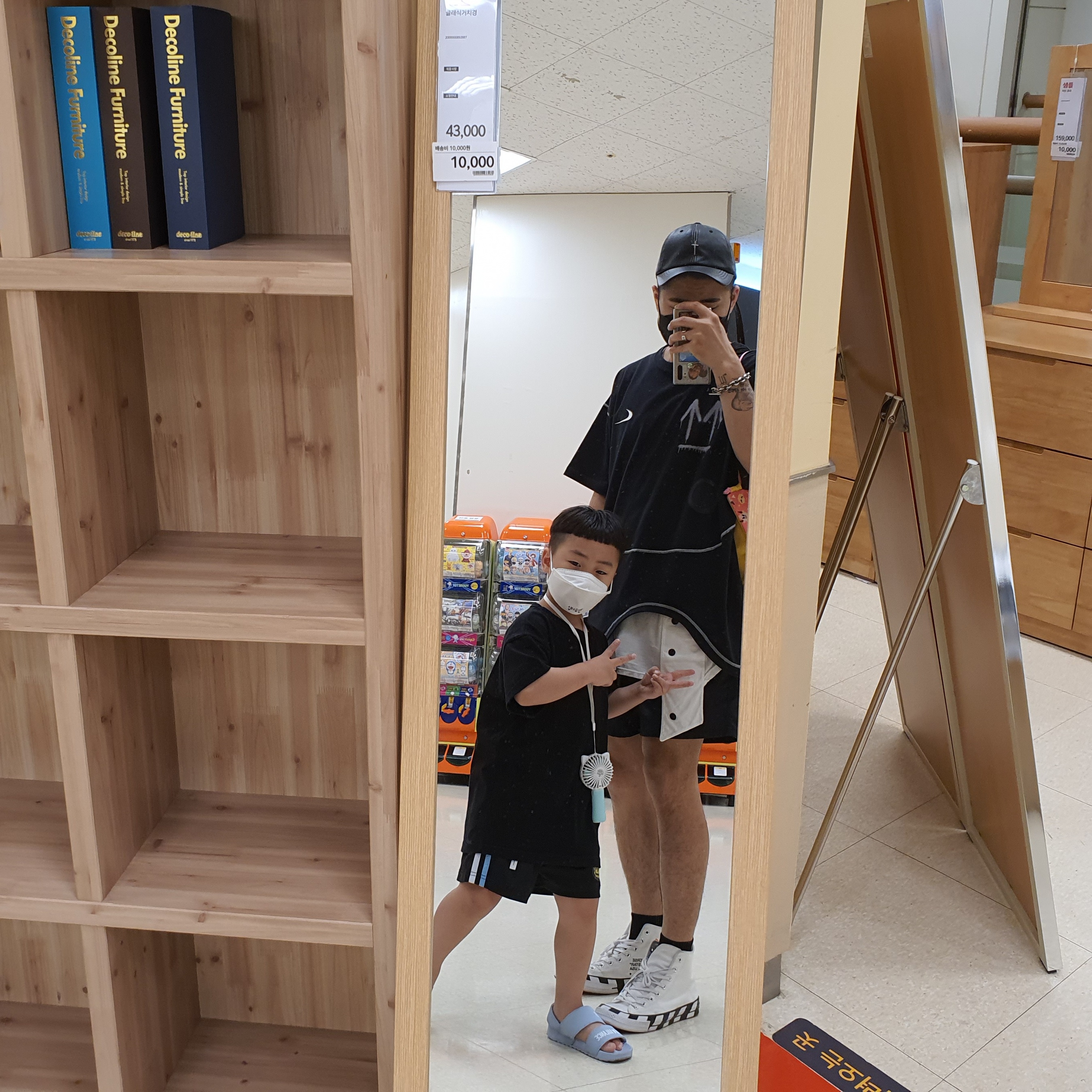 Converse x Off-White Chuck 70 High V2 2021, Nike x Off-White NRG RU Short Sleeve T-Shirt 착용 스타일