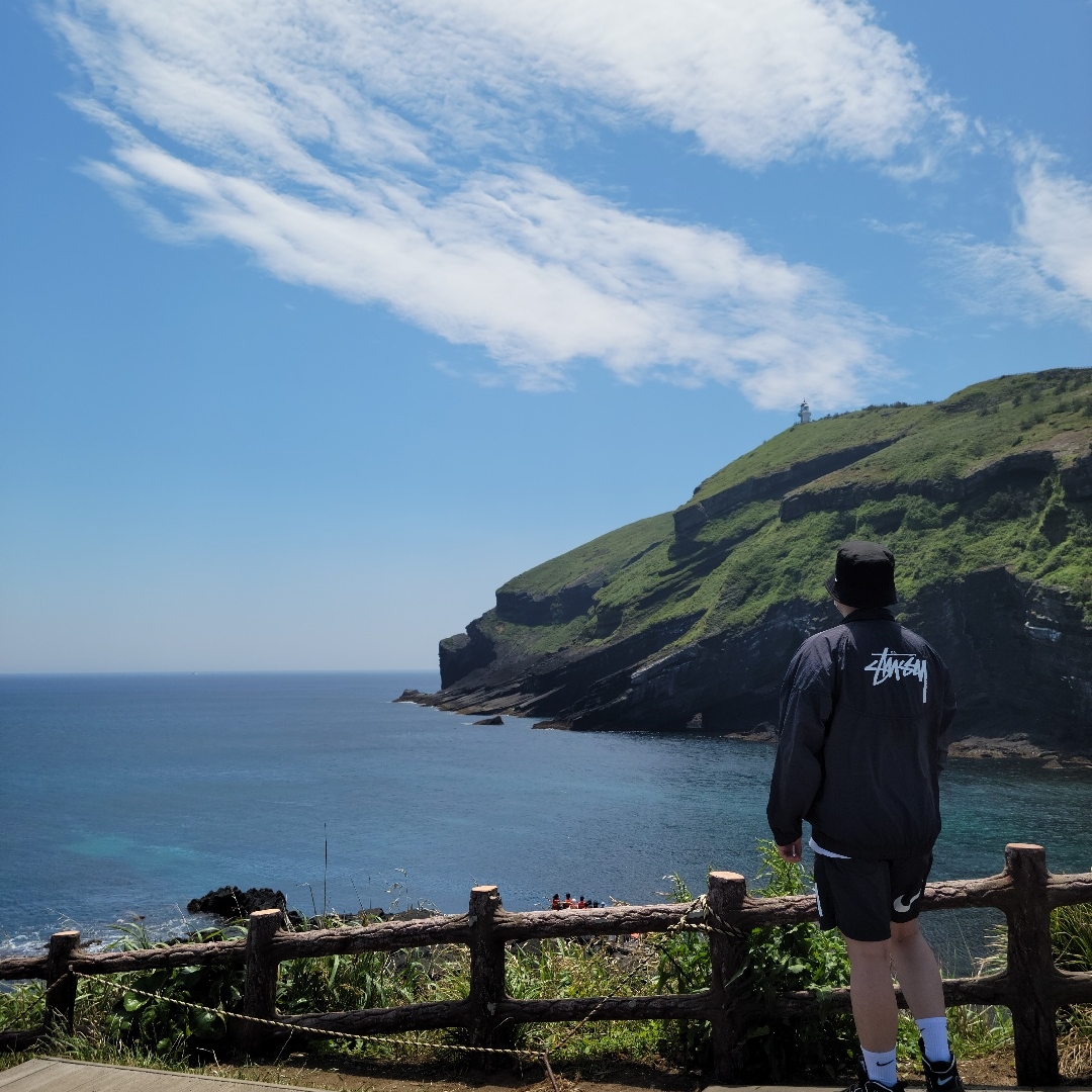 Nike x Stussy Windrunner Jacket Off Noir, Nike x Stussy Water Shorts Off Noir 착용 스타일 - 2