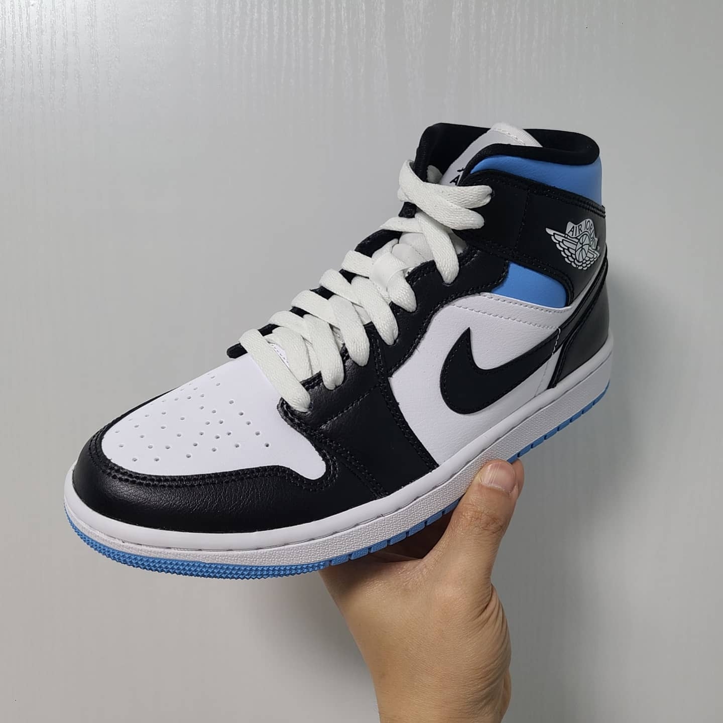 (W) Jordan 1 Mid White Black University Blue 착용 스타일 - 1