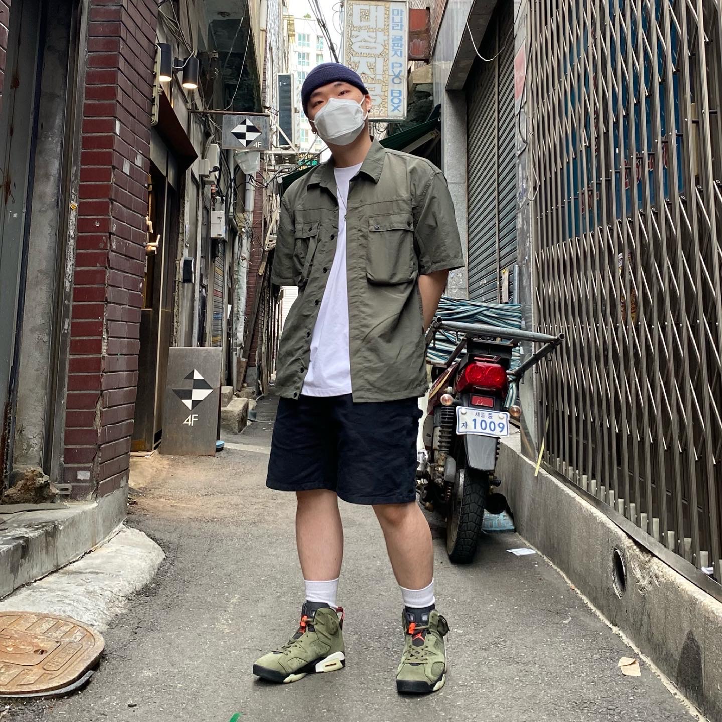 Jordan 6 x Travis Scott Retro Olive 착용 스타일 - 1