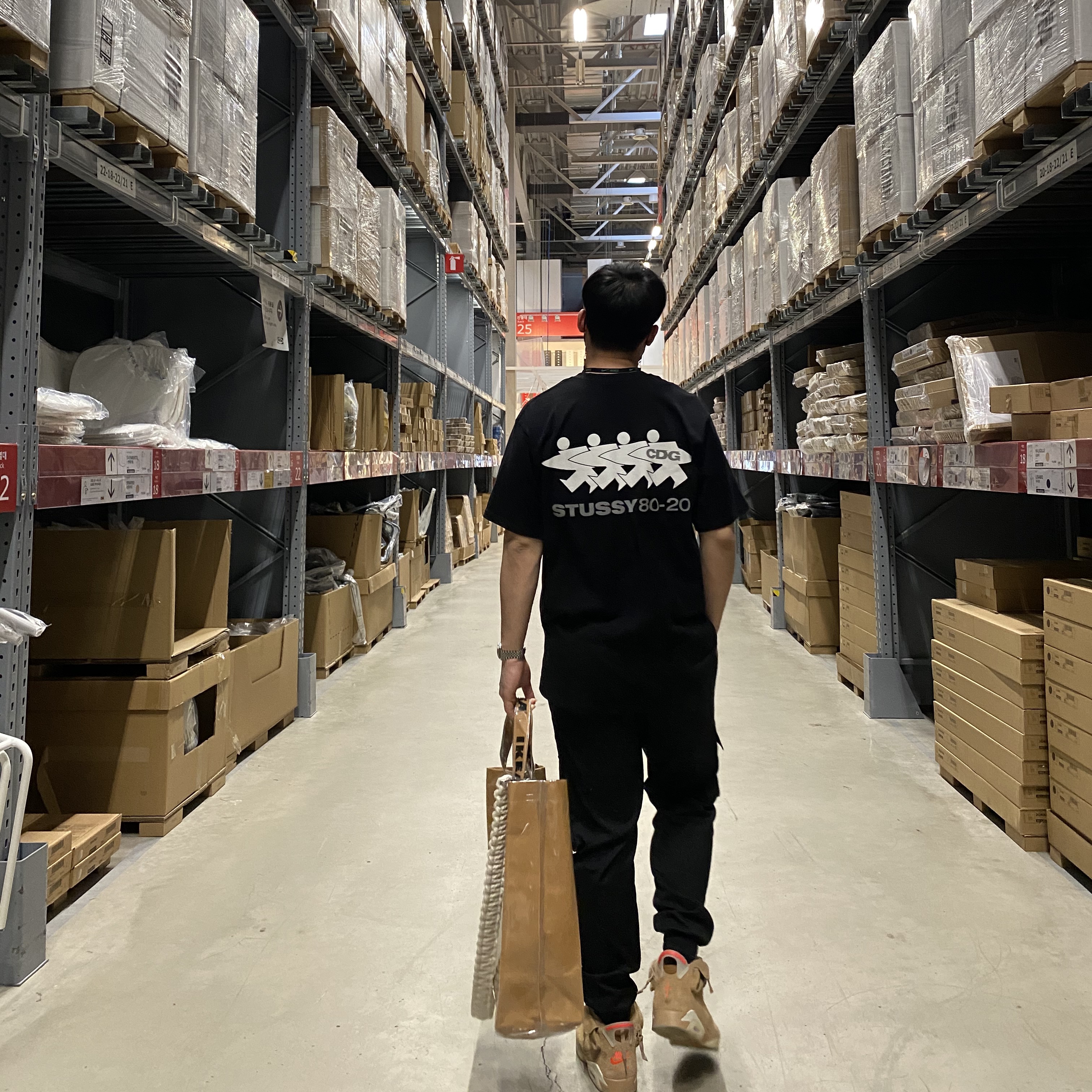 Jordan 6 x Travis Scott Retro SP British Khaki, Stussy x CDG Surfman T-Shirt Black 착용 스타일