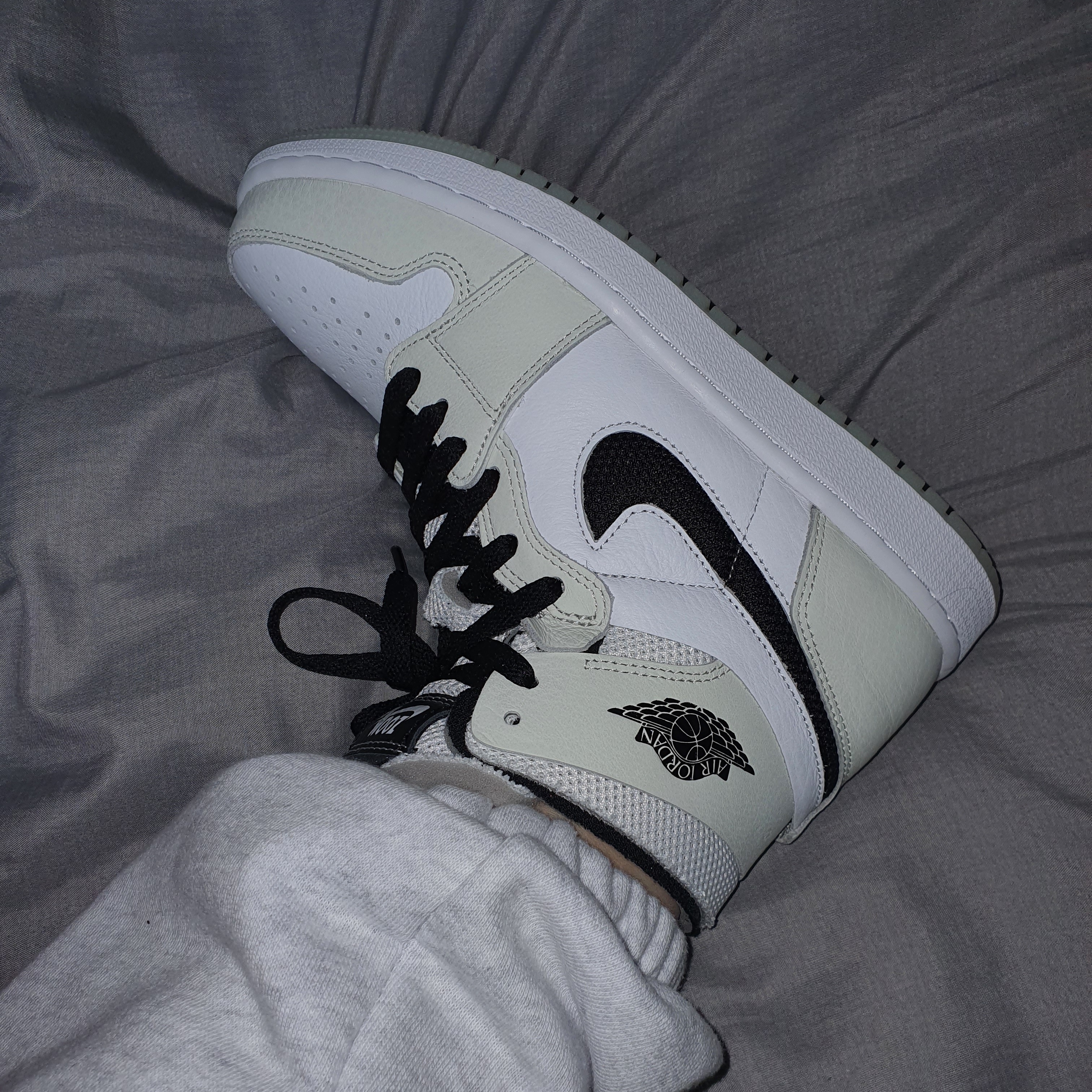 (W) Jordan 1 Zoom Air CMFT Light Bone 착용 스타일 - 1