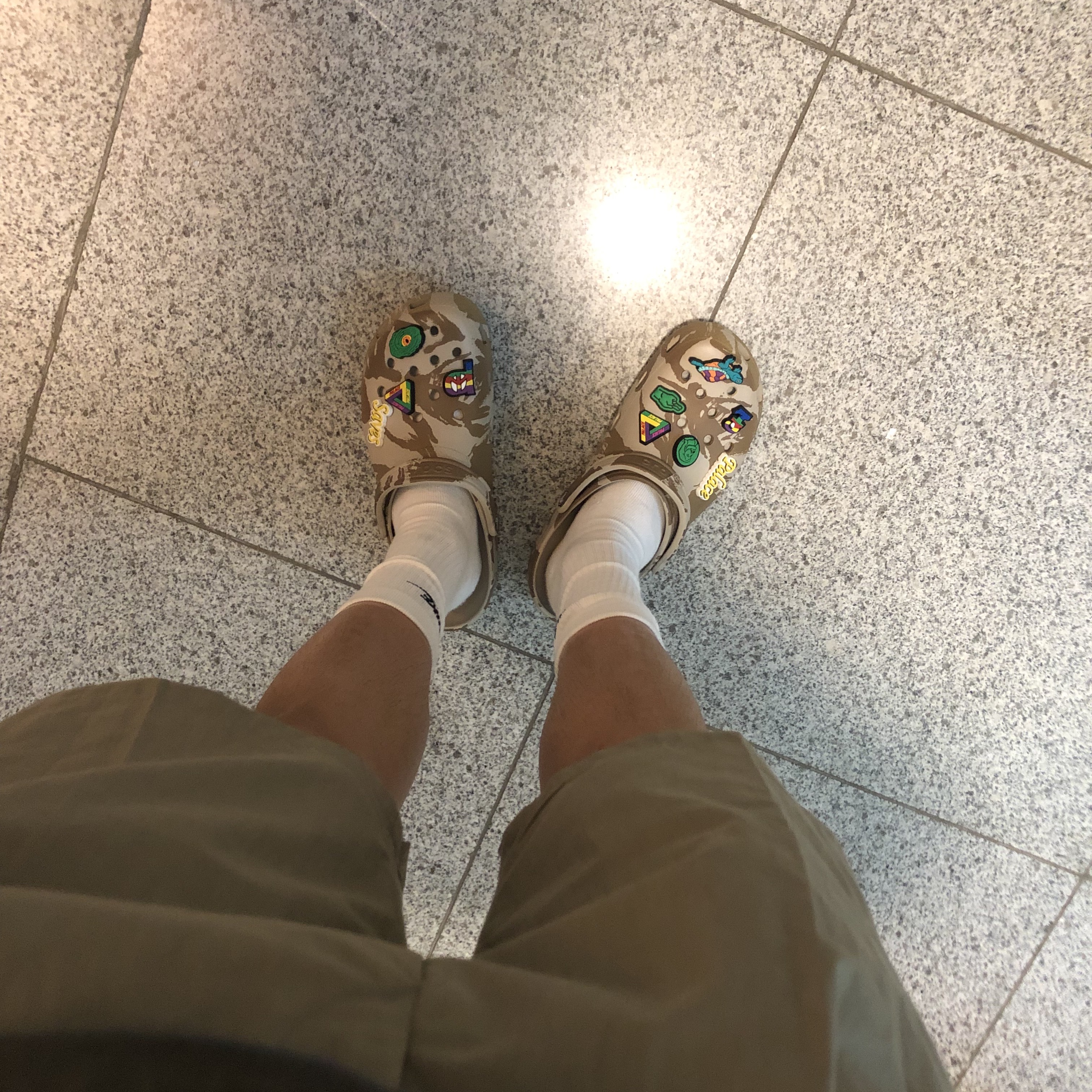Crocs x Palace Clog Camo 착용 스타일 - 1