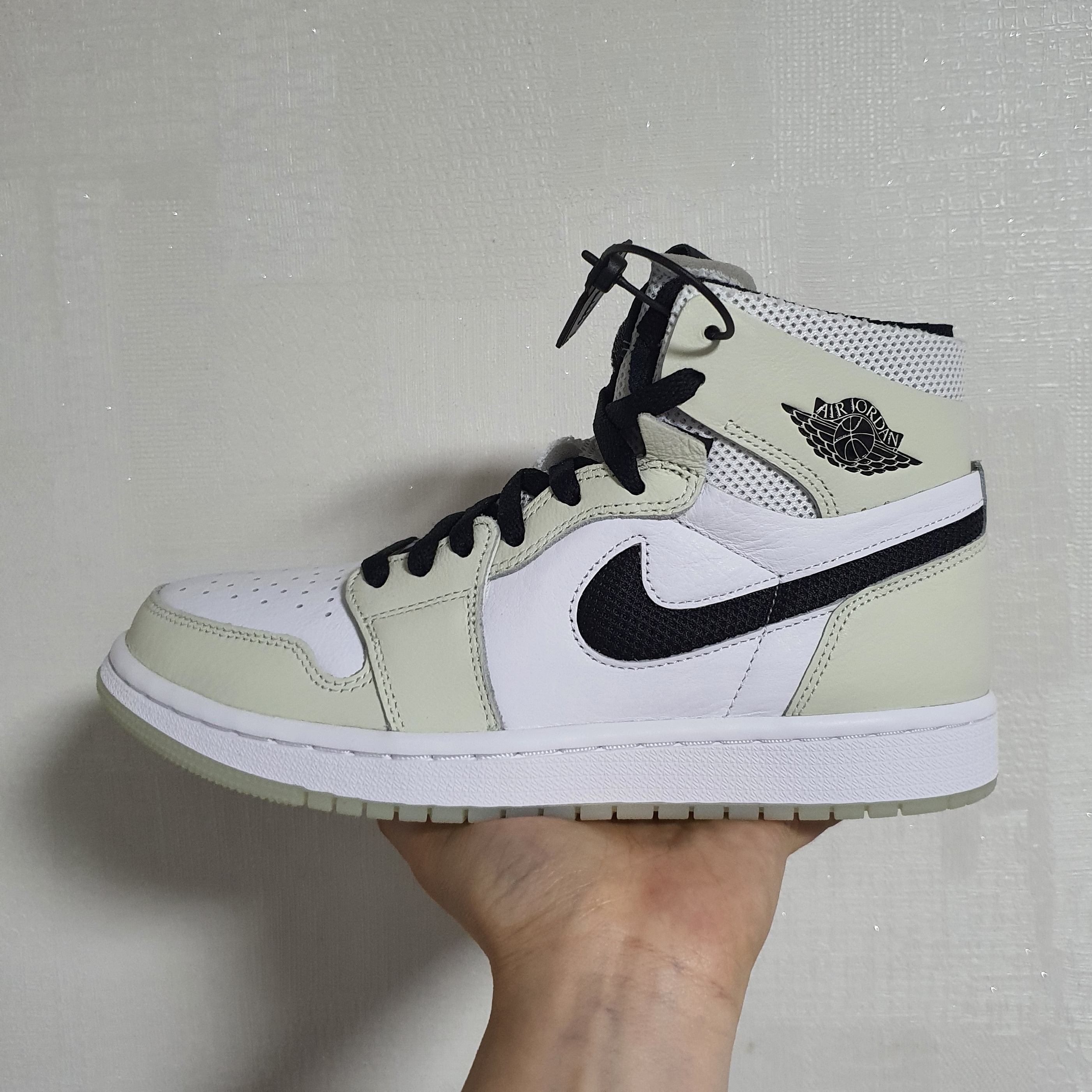 (W) Jordan 1 Zoom Air CMFT Light Bone 착용 스타일 - 4