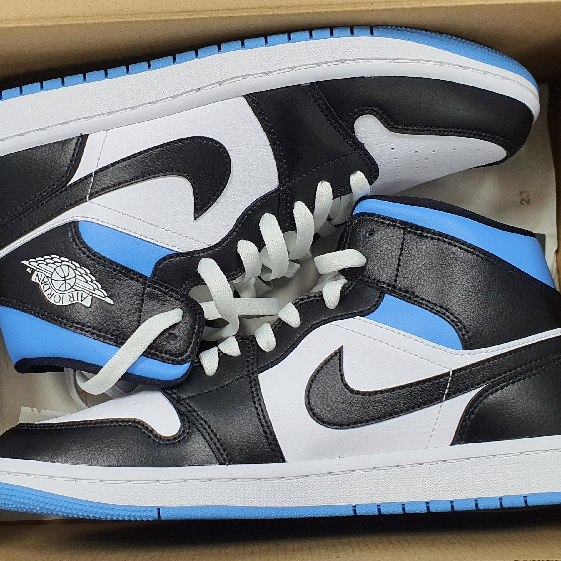 (W) Jordan 1 Mid White Black University Blue 착용 스타일 - 2