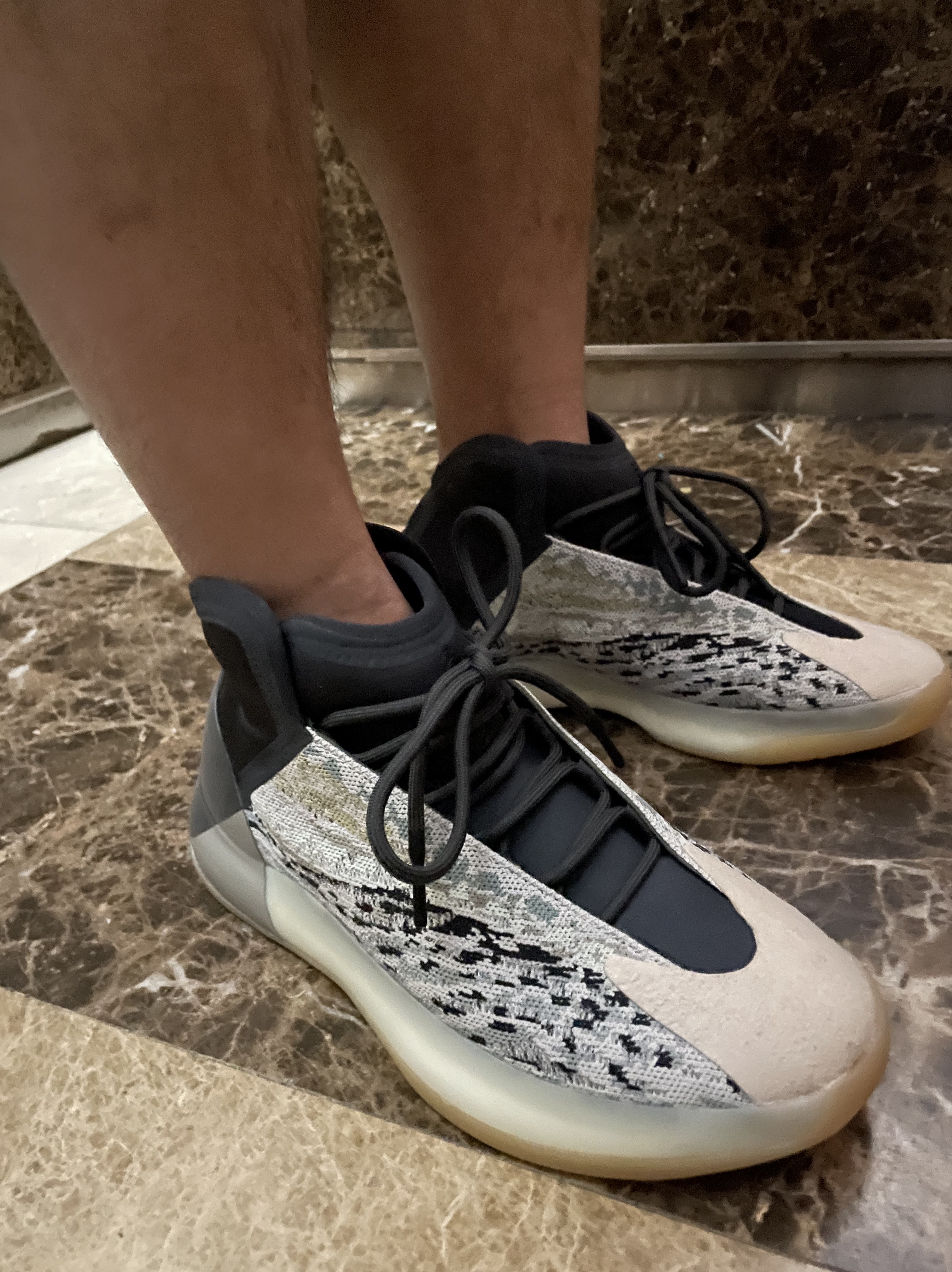 Adidas Yeezy QNTM Sea Teal 착용 스타일 - 2