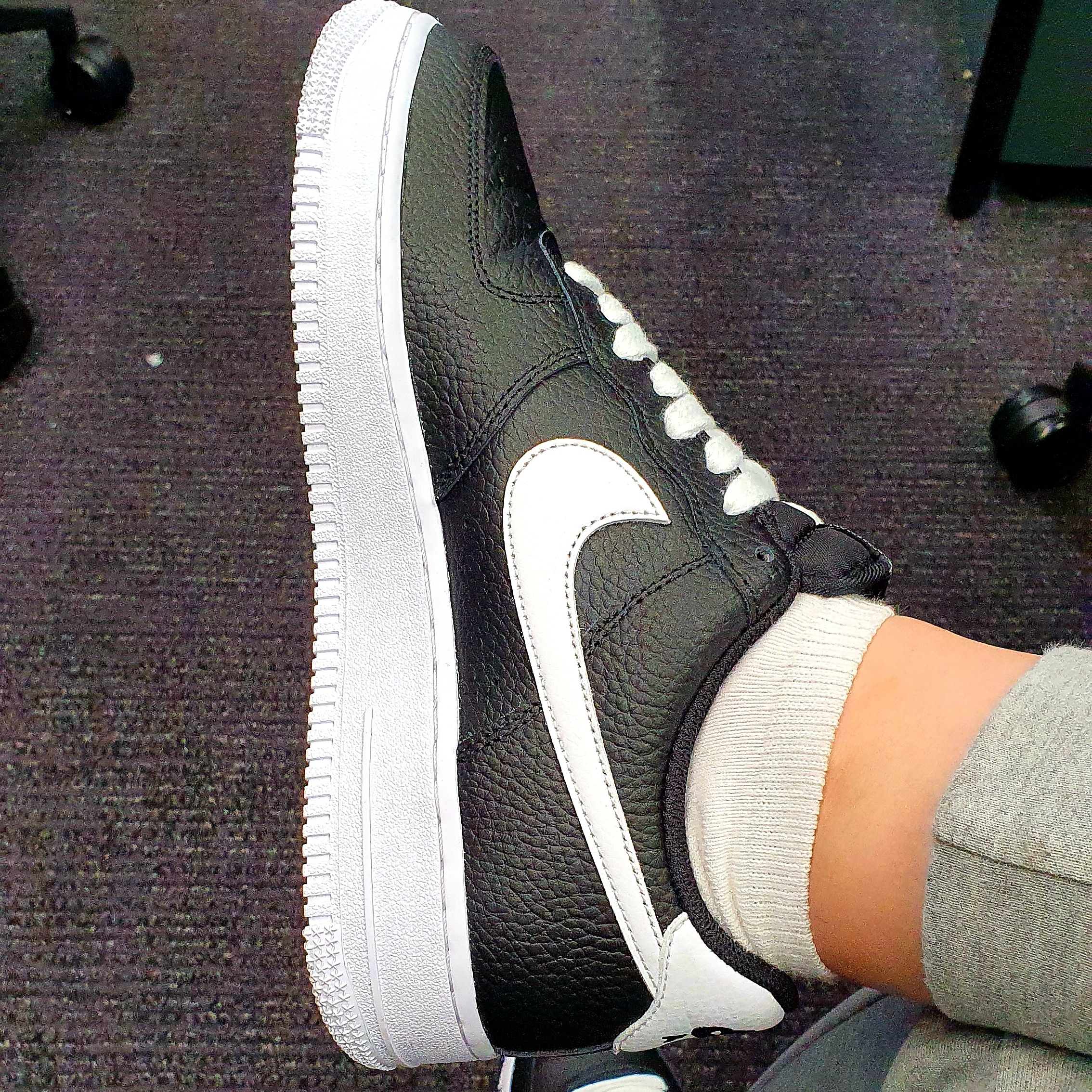 Nike Air Force 1 '07 Black White 착용 스타일 - 3