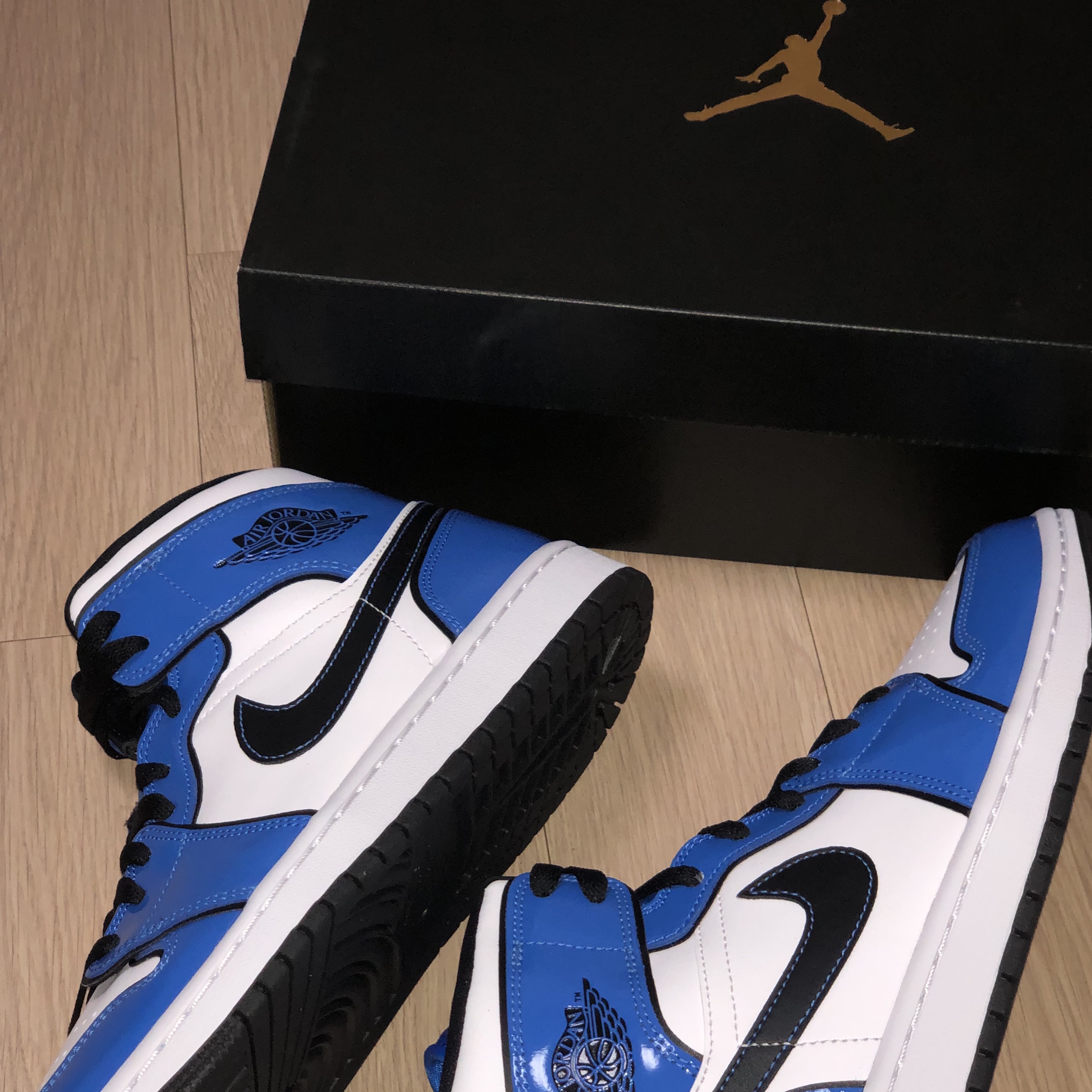 Jordan 1 Mid SE Signal Blue 착용 스타일 - 3