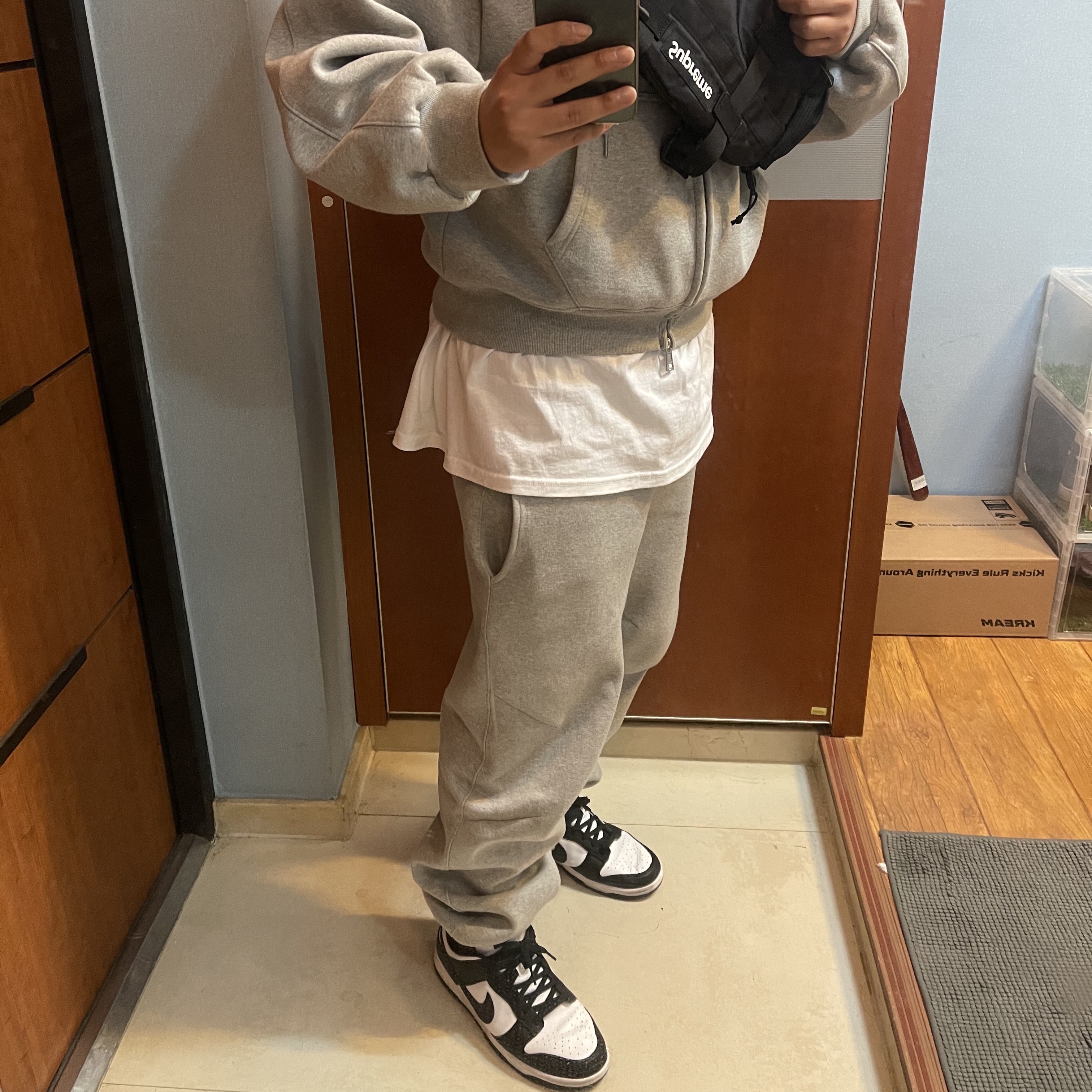 Nike Dunk Low Retro Black, Supreme Waist Bag Black - 19FW 착용 스타일