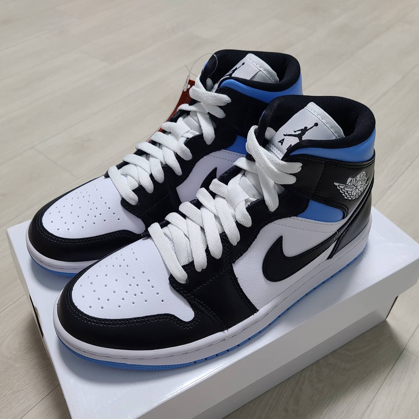 (W) Jordan 1 Mid White Black University Blue 착용 스타일 - 2