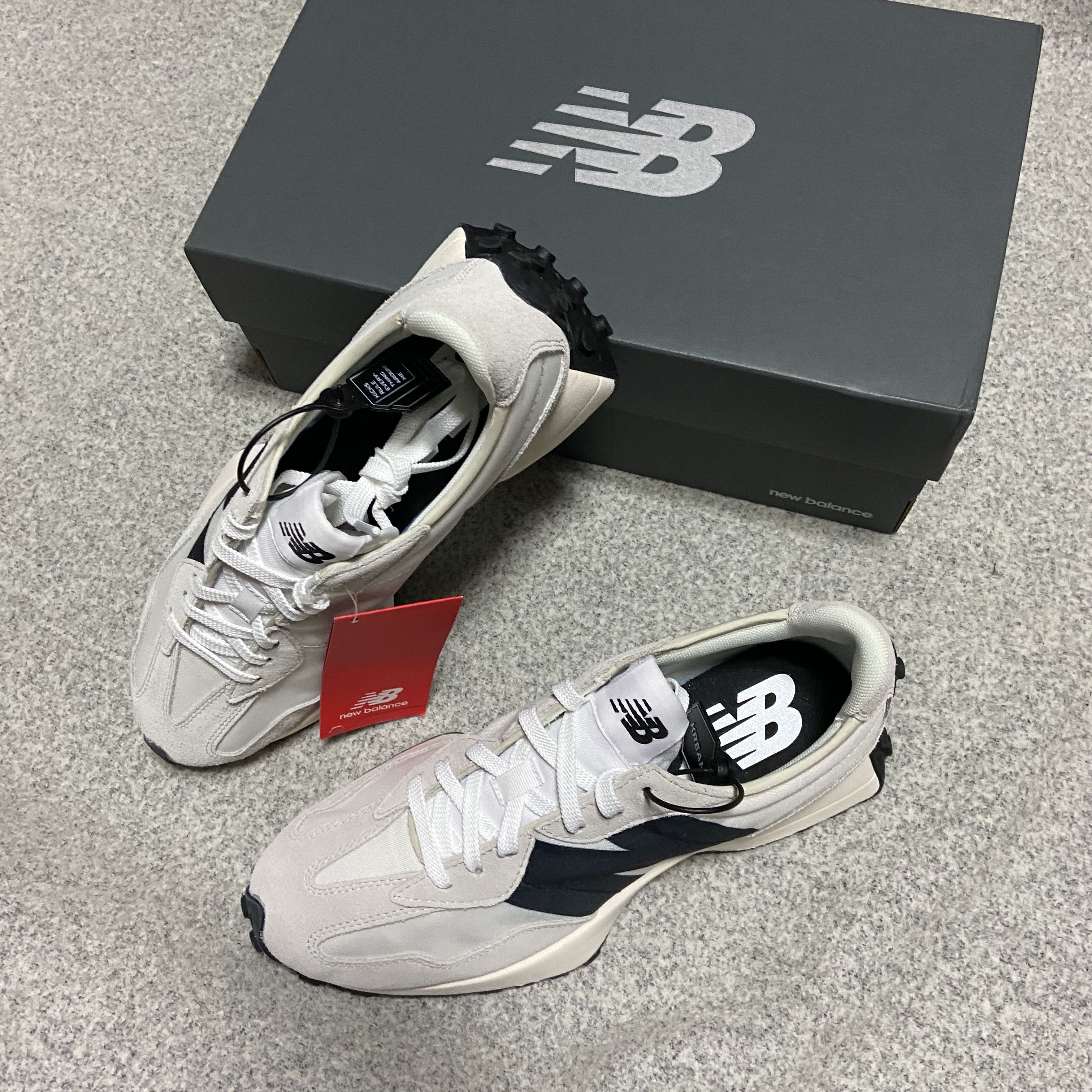 New Balance 327 White Black 착용 스타일