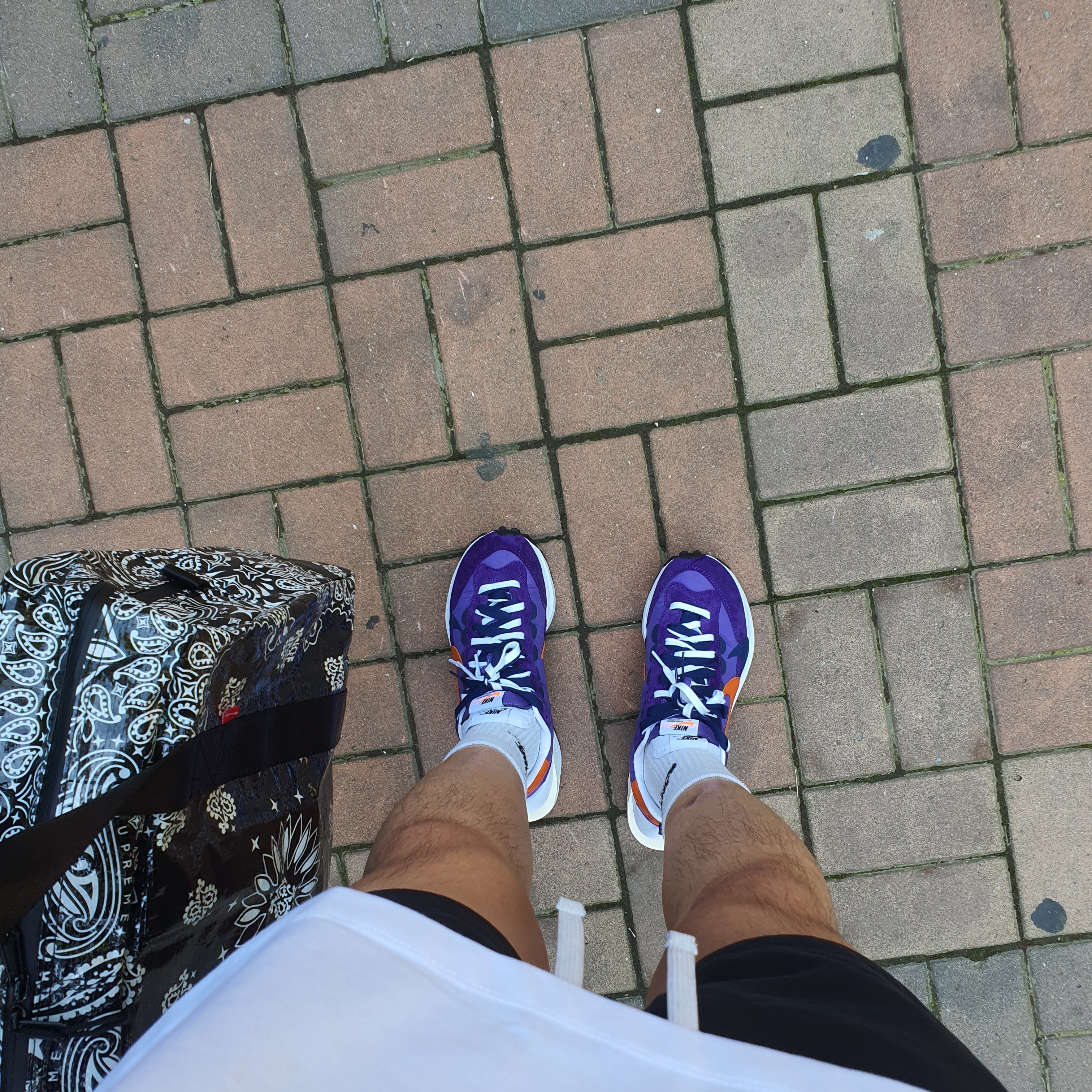 Nike x Sacai VaporWaffle Dark Iris, Supreme Bandana Tarp Small Duffle Bag Black - 21SS 착용 스타일