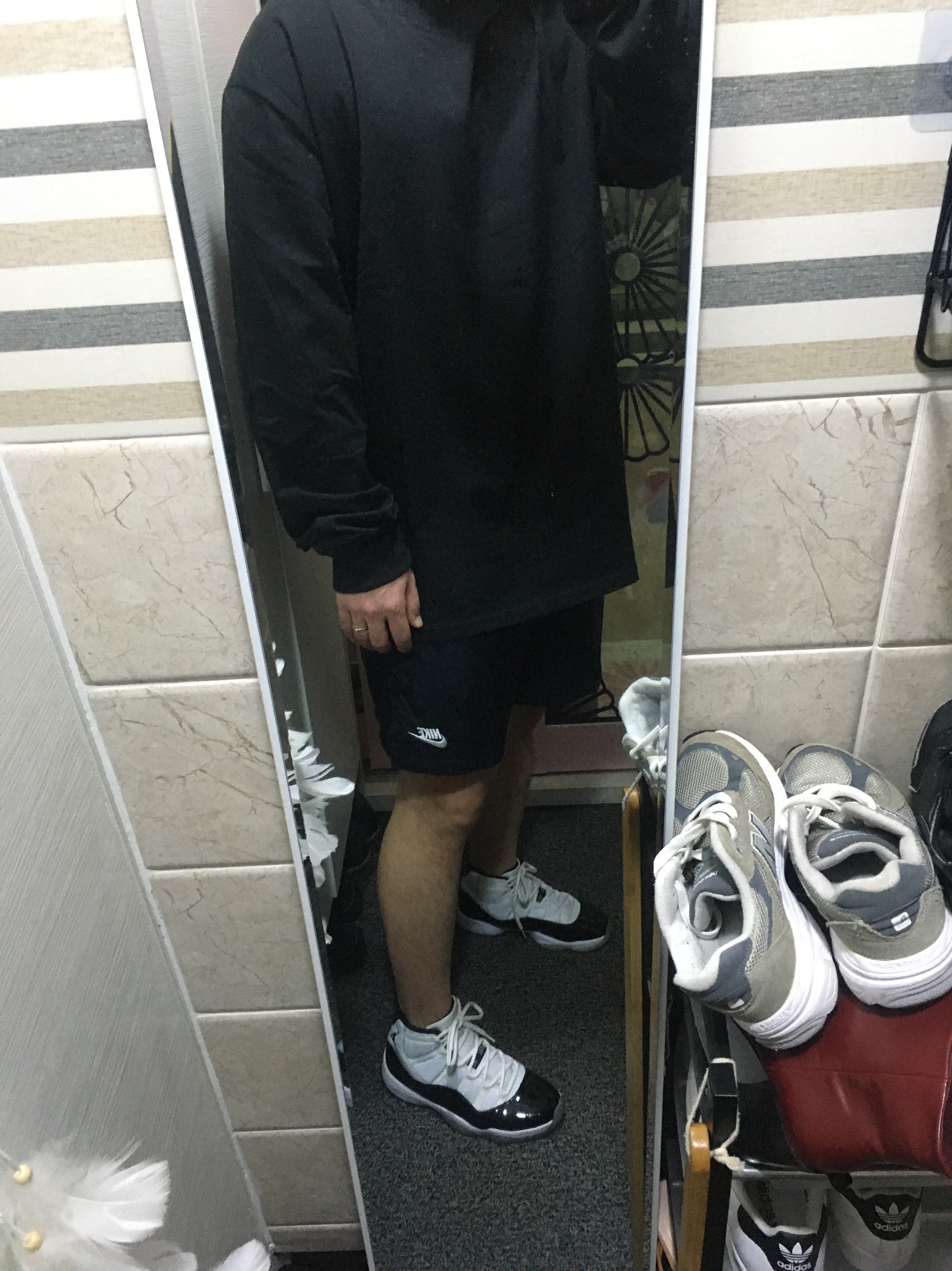 Essentials Long Sleeve T-Shirt Black - 21SS, Jordan 11 Retro Concord 2018 착용 스타일