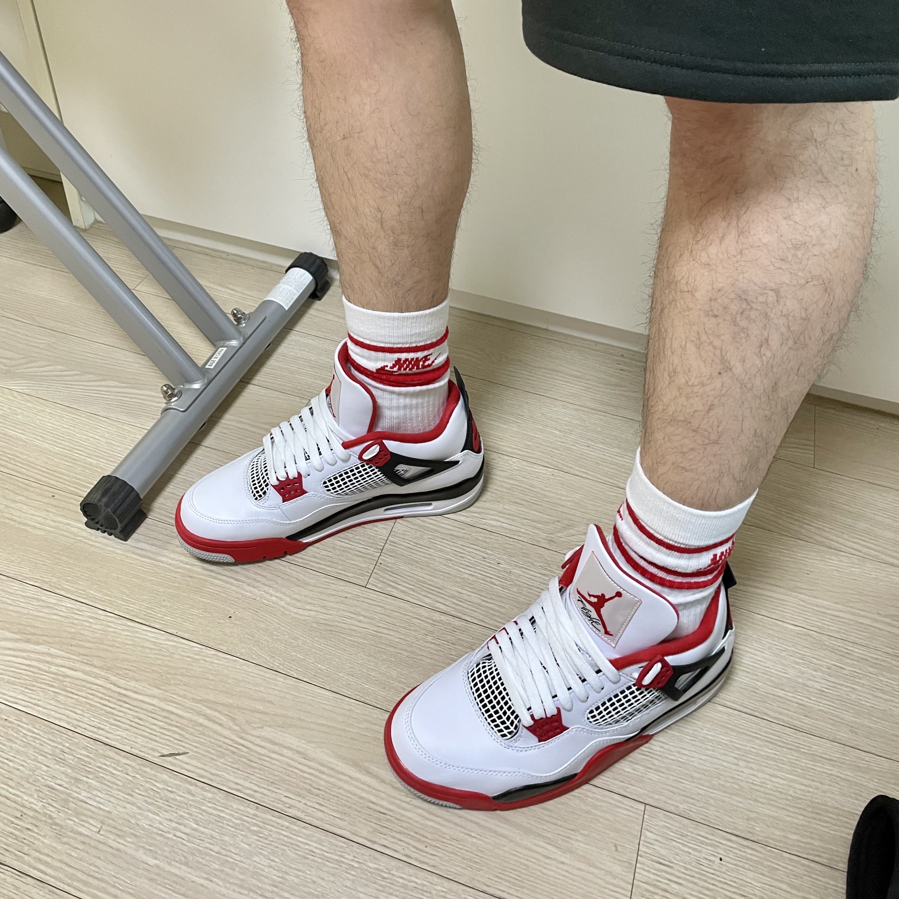 Jordan 4 Retro OG Fire Red 2020 착용 스타일 - 2