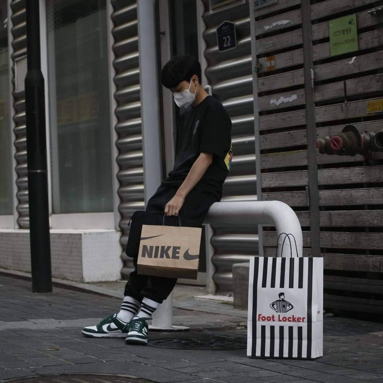 Nike Dunk Low Retro Varsity Green, Jordan 1 Retro High OG Shadow 2.0 착용 스타일 - 1