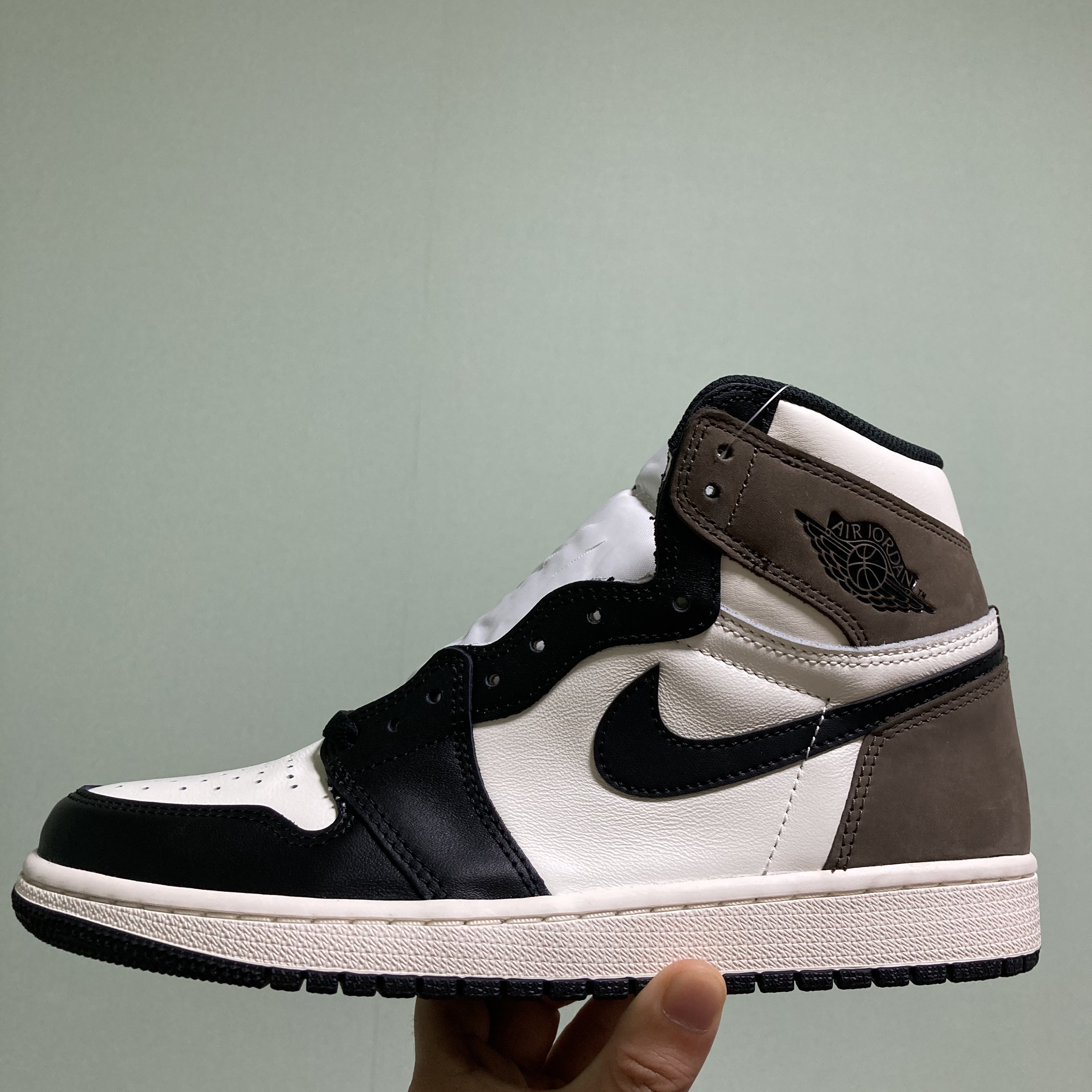 Jordan 1 Retro High OG Black Mocha 착용 스타일 - 1