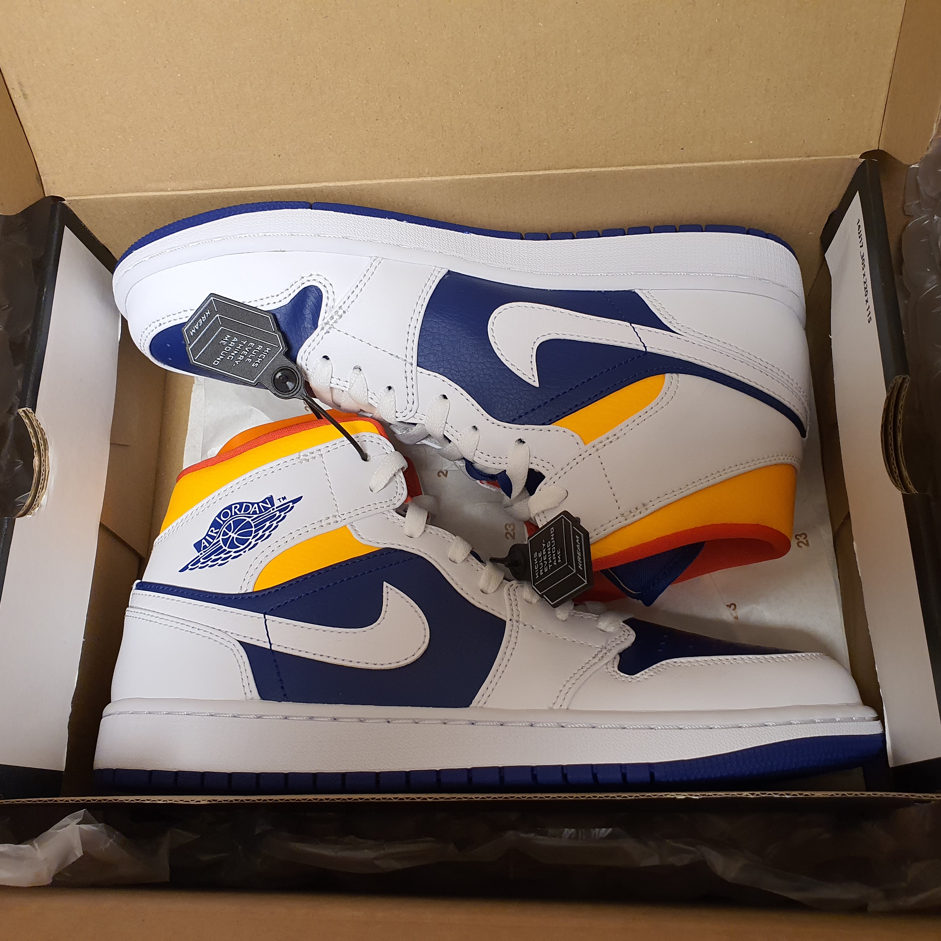Jordan 1 Mid Deep Royal Blue Laser Orange 착용 스타일 - 2