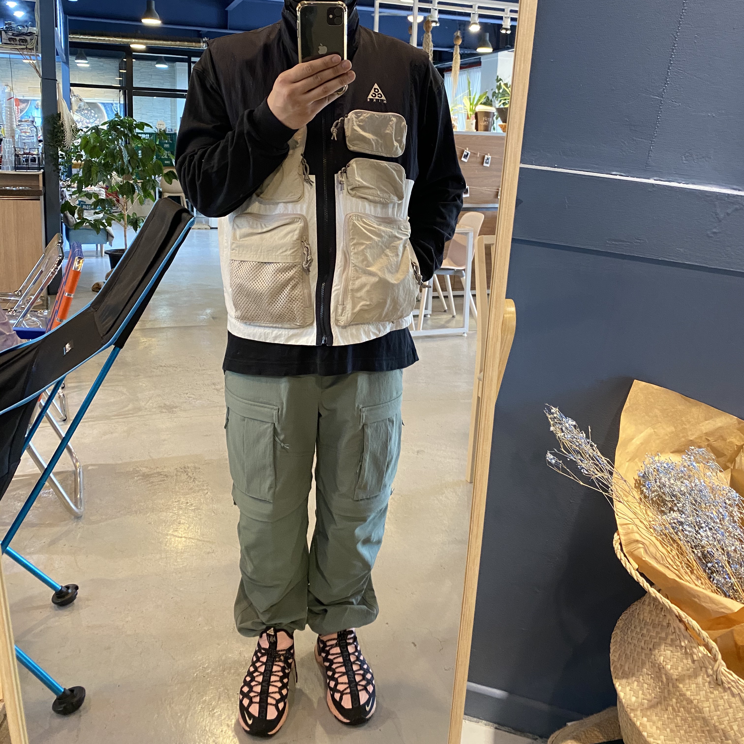 Nike ACG Utility Vest Black Summit White - Asia, Nike ACG Smith Summit Cargo Pants Clay Green - Asia 착용 스타일 - 3