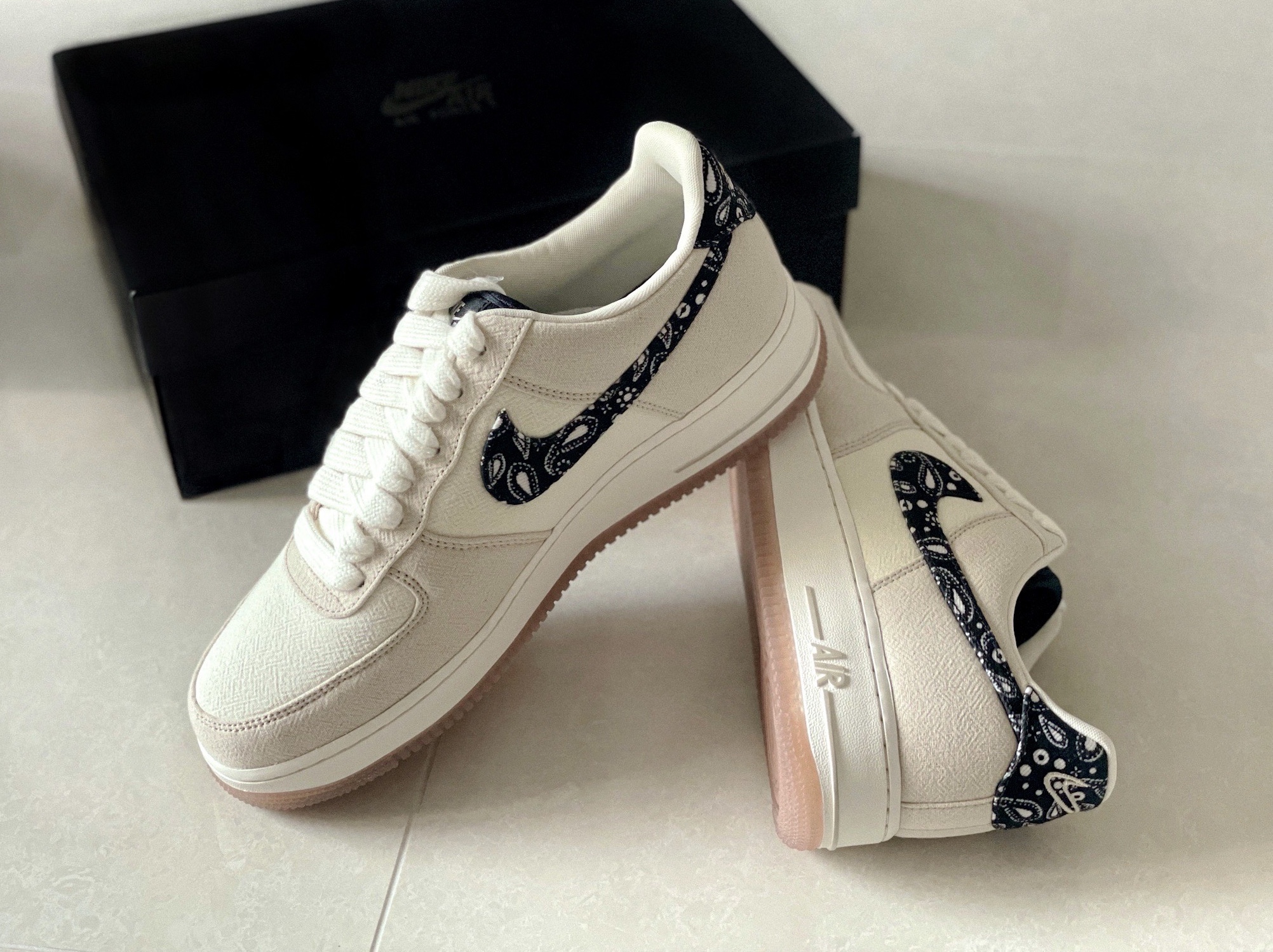 Nike Air Force 1 '07 LV8 Paisley Swoosh 착용 스타일